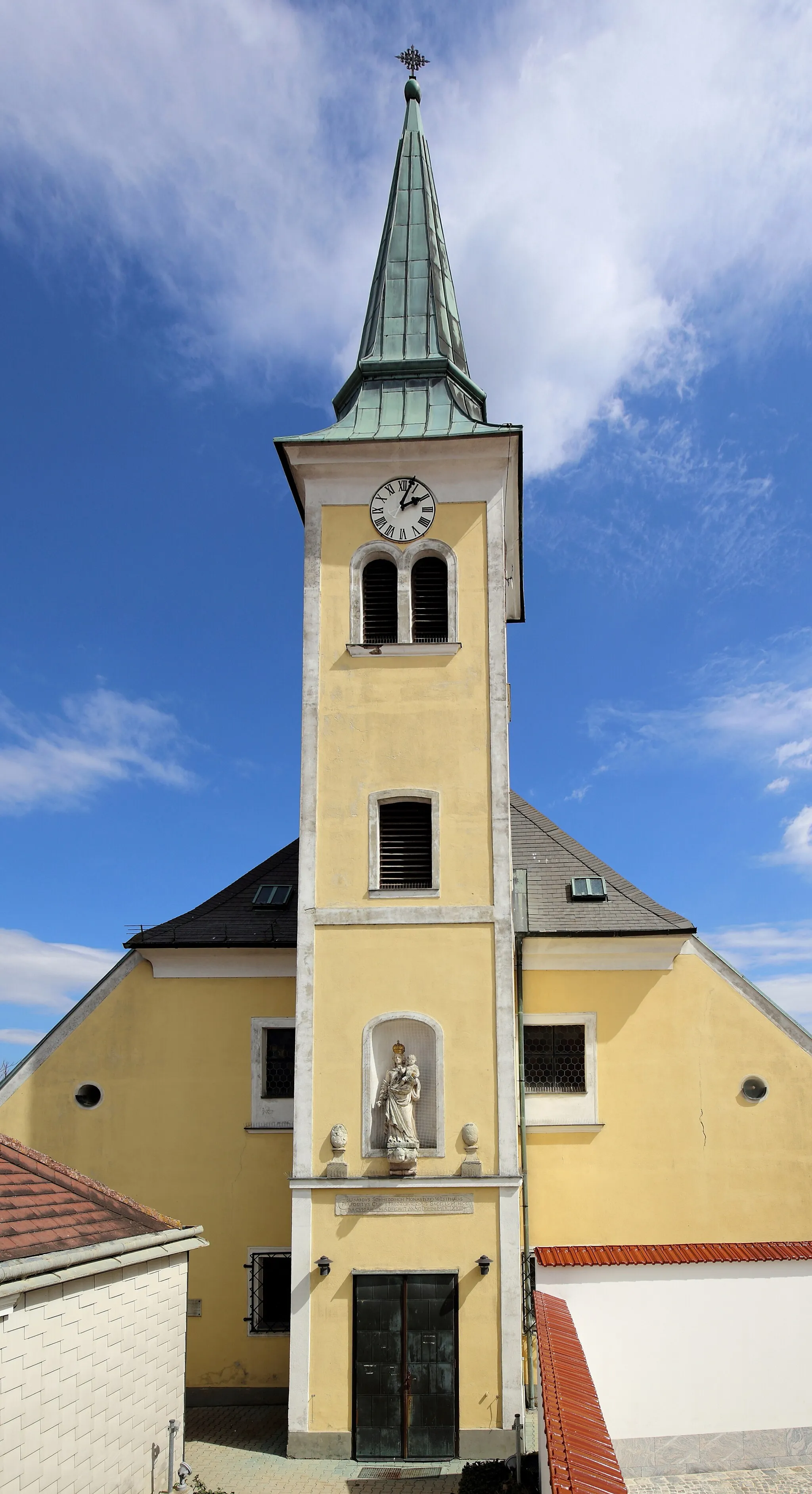 Photo showing: Ortskapelle hl. Anna in der niederösterreichischen Marktgemeinde Hagenbrunn. Die Kapelle wurde 1673 errichte und war ursprünglich eine Schlosskapelle. Das Schloss wurde 1802 abgetragen. Der viergeschossige vorgelagerte Fassadenturm mit Putzfaschen, rundbogige Schallfenstern und abgesetztem Pyramidendach stammt aus dem Jahr 1865.