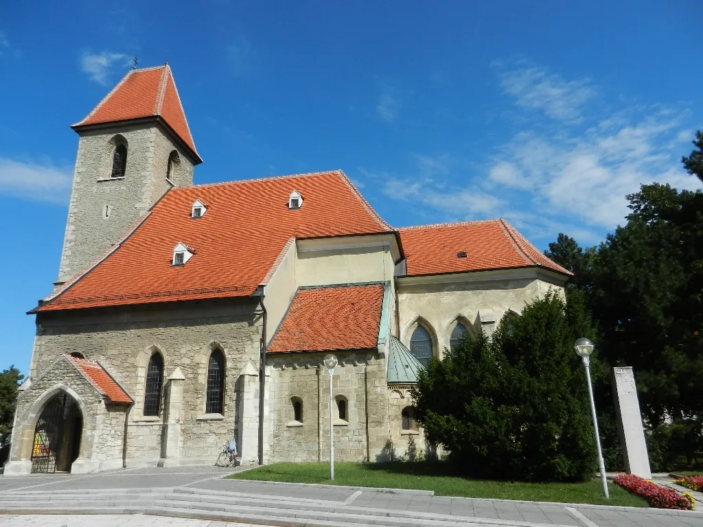 Photo showing: Die Katholische Pfarrkirche heiliger Georg in Himberg.