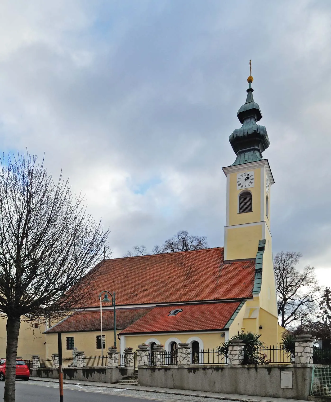 Photo showing: Catholic parish church in Hof am Leithaberge, Lower Austria, Austria