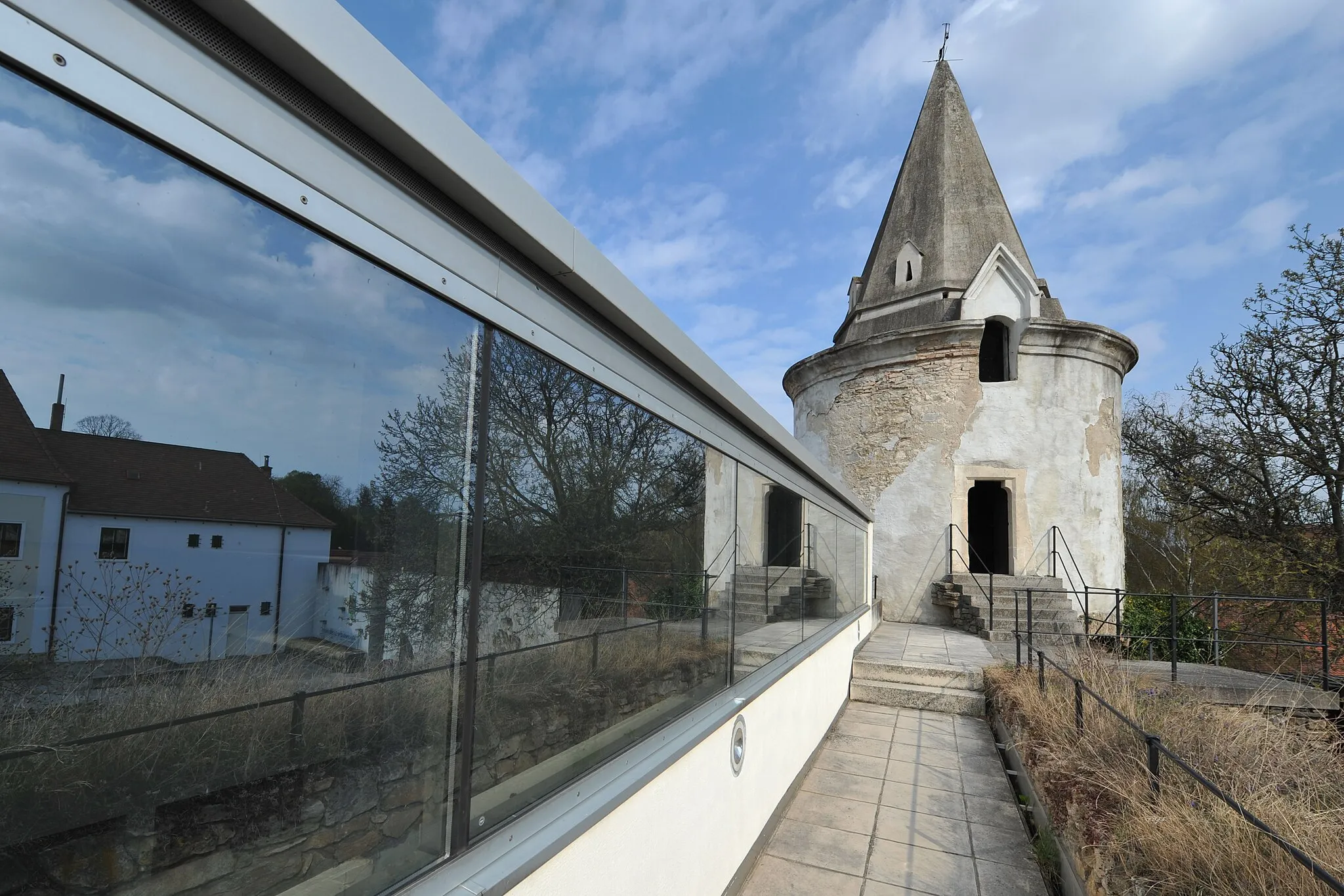 Photo showing: Höbarthmuseum/ ehem. Bürgerspital und Kapelle

This media shows the protected monument with the number 32064 in Austria. (Commons, de, Wikidata)