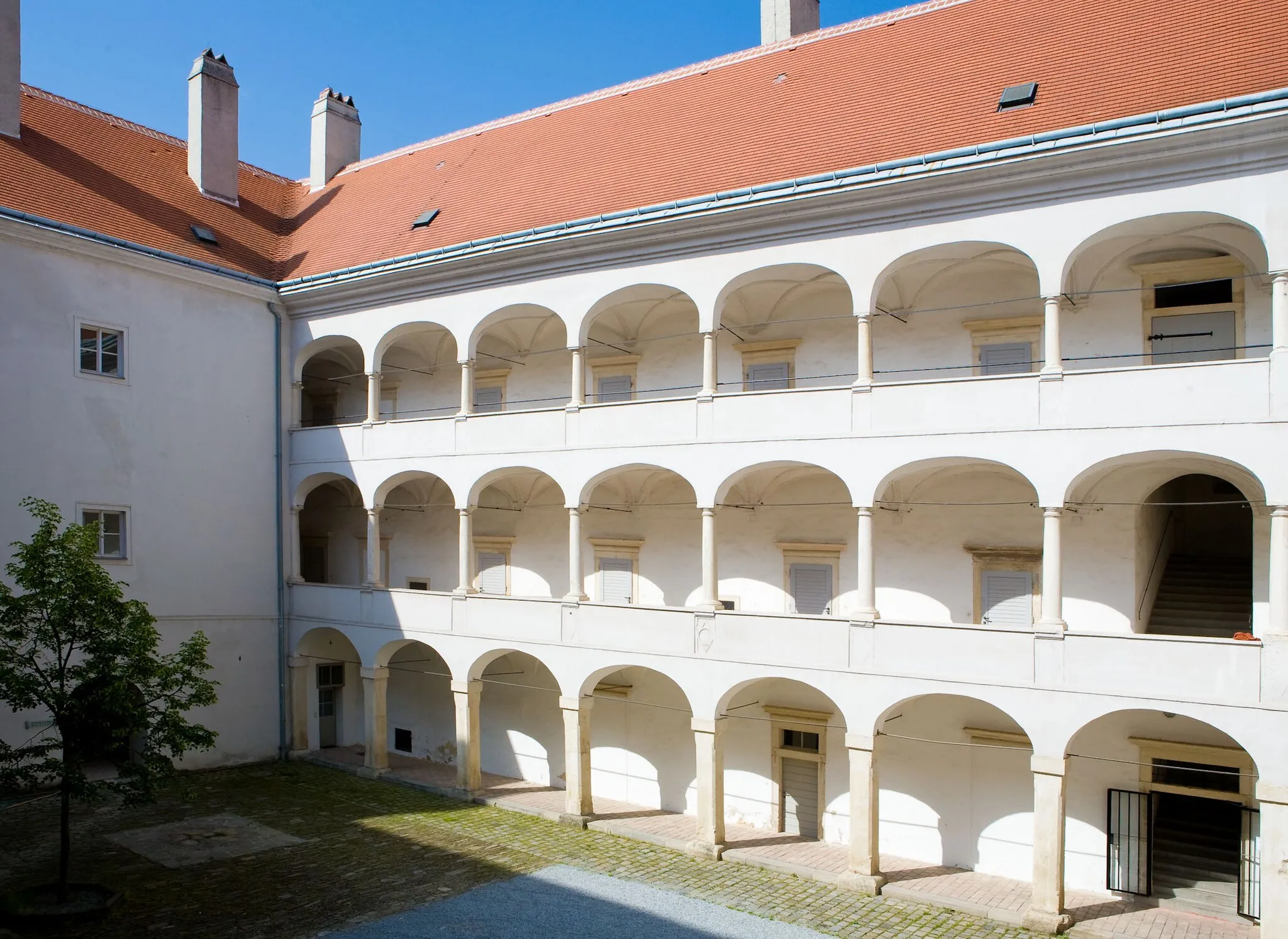 Photo showing: the renaissance-arcaded sidewalk in the court of the "Kunsthaus Horn"