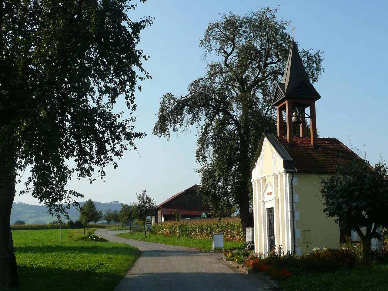 Photo showing: Chapelle à Kematen an der Ybbs, Mostviertel, Basse-Autriche. On aperçoit l'église du Sonntagberg au loin, vers le sud