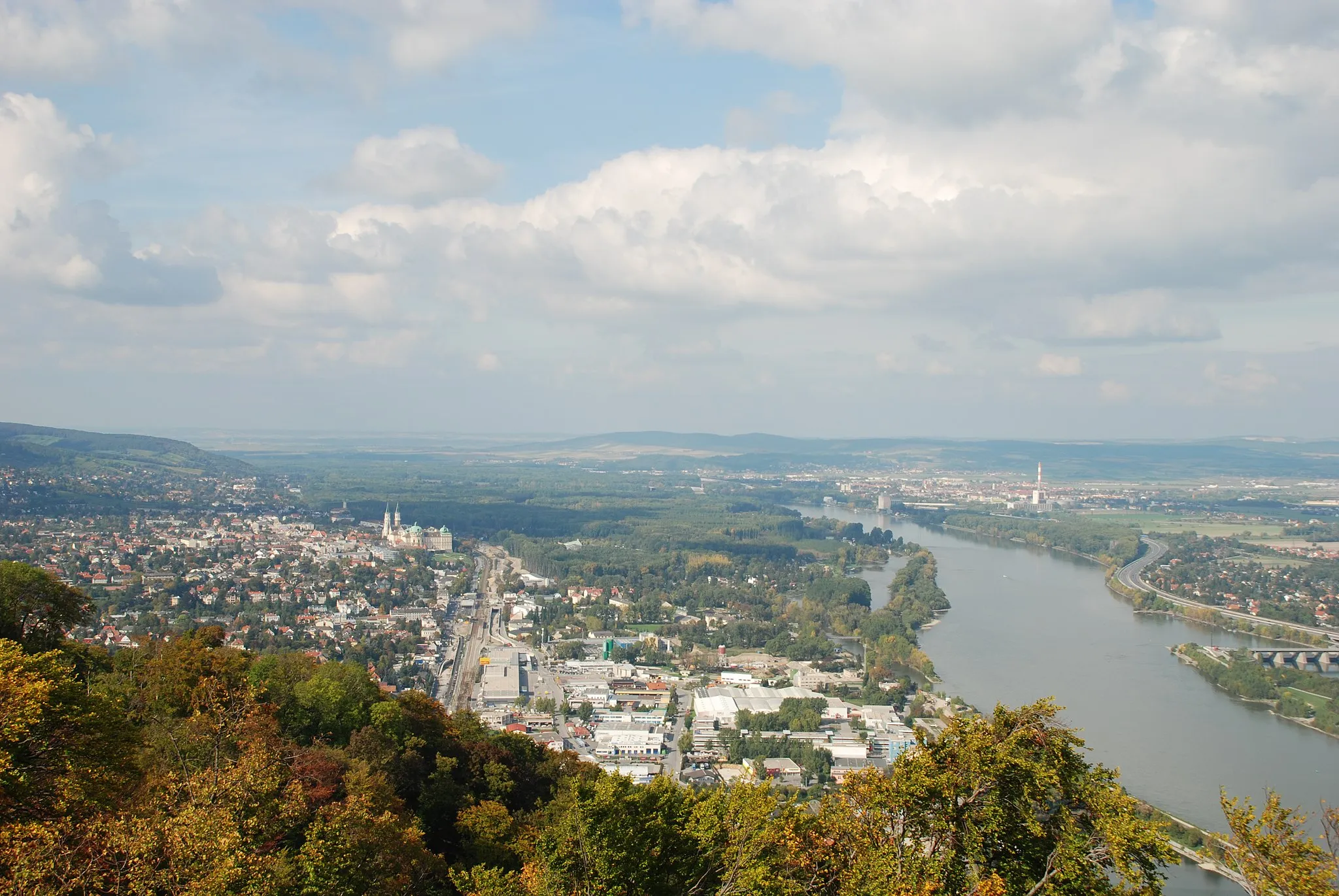 Photo showing: Das Nordwestliche Umland vom Leopoldsberg, mit Klosterneuburg und Korneuburg über der Donau.
Fototour vom 7.10.2007.