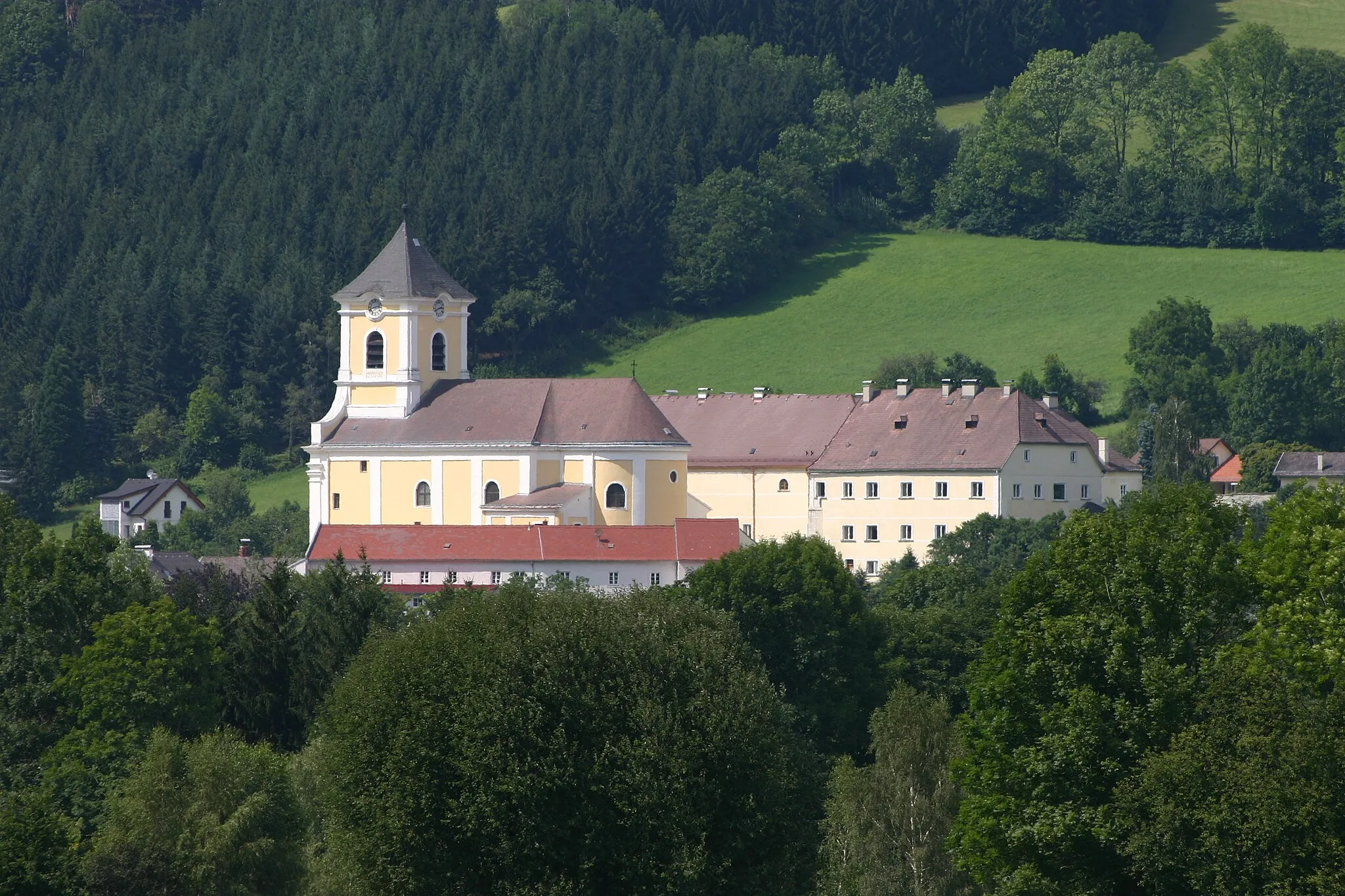 Photo showing: Kirchberg am Wechsel Pfarrkirche Sankt Jakob und Dominikanerinnen-Kloster