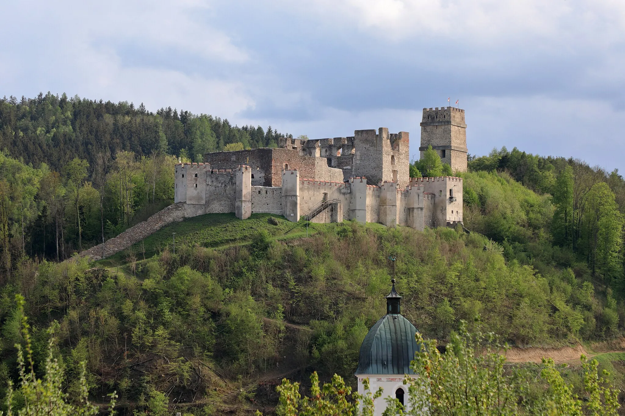 Photo showing: Nordansicht der Burgruine in der niederösterreichischen Stadt Kirchschlag in der Buckligen Welt. Rechts der durch einen Halsgraben von der übrigen Burganlage getrennte Bergfried und der heutzutage als Aussichtsturm genutzt wird.