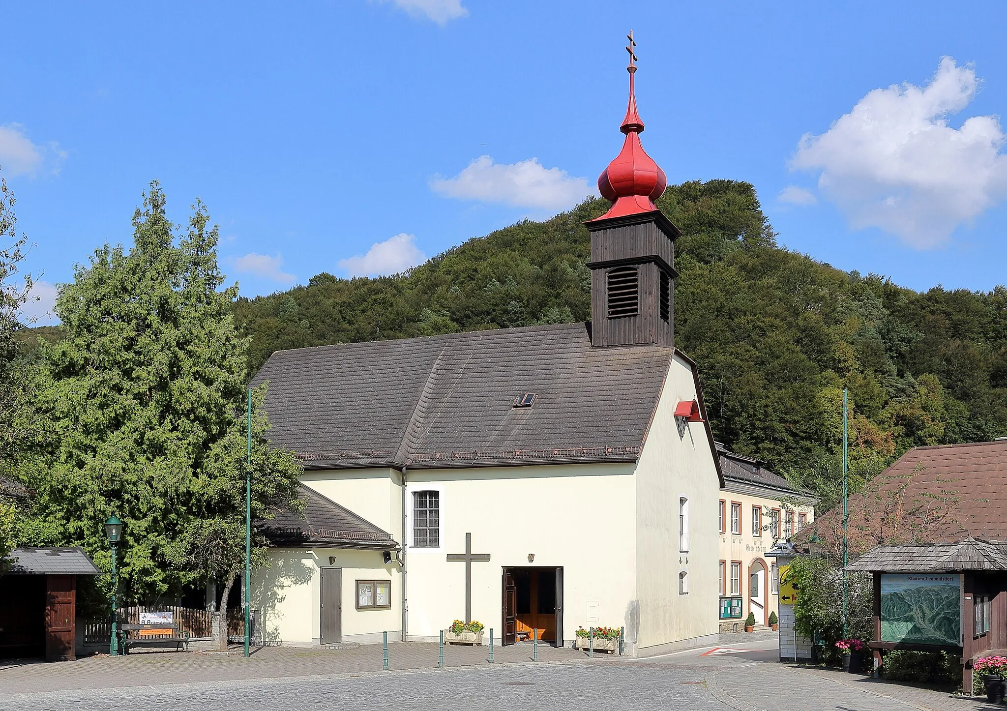 Photo showing: Westansicht der röm.-kath. Pfarrkirche hl. Leopold in der niederösterreichischen Gemeinde Klausen-Leopoldsdorf. Eine einfache Saalkirche mit Schopfwalmdach und Dachreiter. Sie entstand 1780 durch Umbau und wesentliche Erweiterung einer steinernen Kapelle, die in den 1750er Jahren errichtet wurde. Der Dachreiter mit Zwiebelhelm stammt aus dem Jahr 1840.