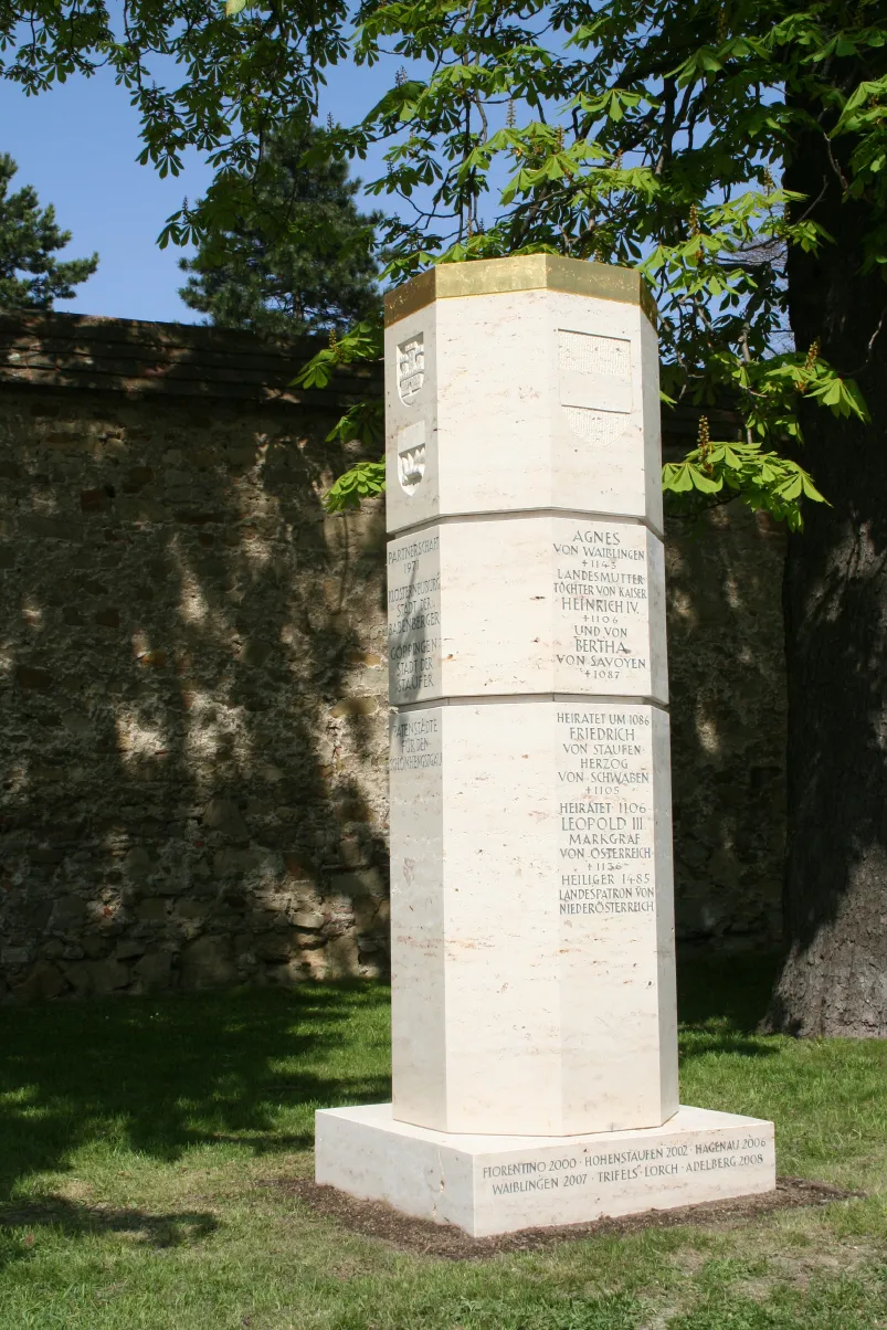 Photo showing: Klosterneuburg - Stauferstele am Nordportal des Stifts auf dem Hohenstaufenplatz