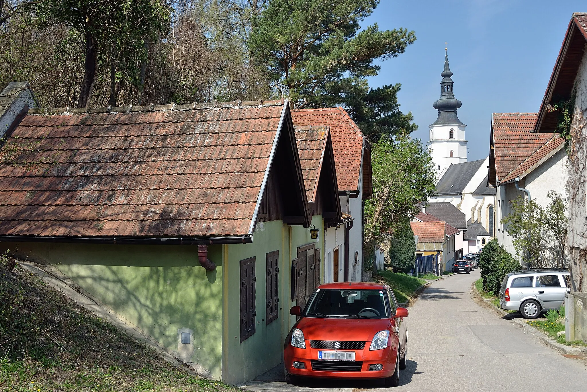 Photo showing: Kogelgasse with wine cellars and parish church Saint James the Greater in Königstetten, Lower Austria.