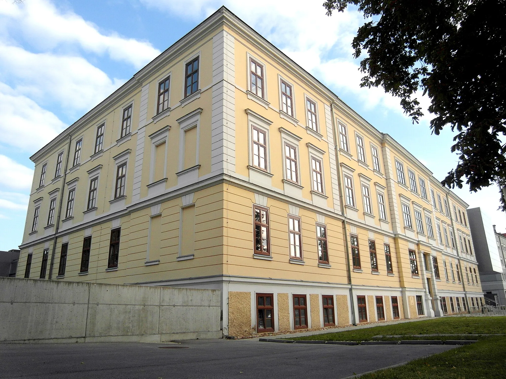 Photo showing: Bundeshandelsakademie in Korneuburg