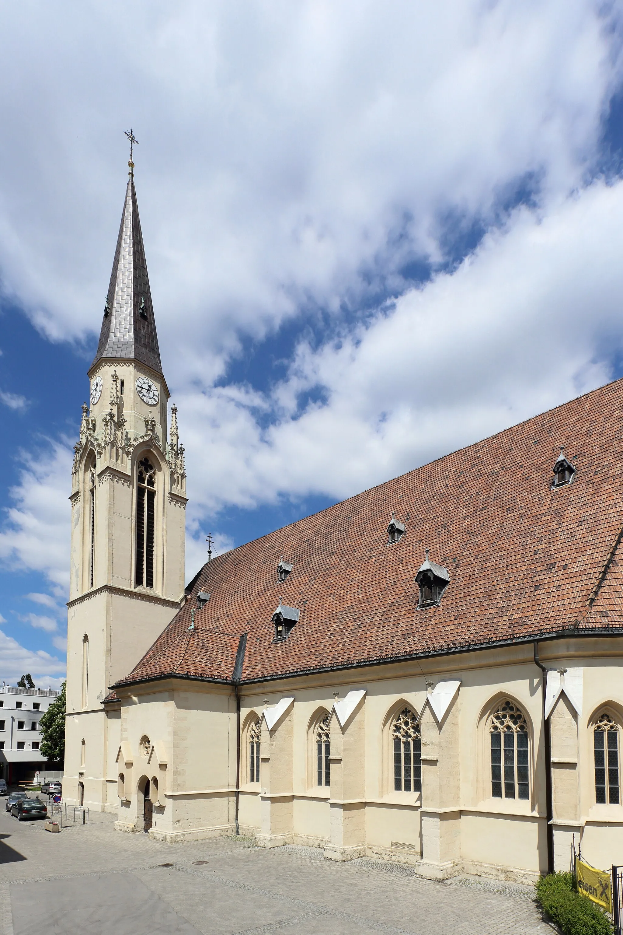 Photo showing: Südostansicht der katholischen Pfarrkirche hl. Ägydius in der niederösterreichischen Bezirkshauptstadt Korneuburg. Eine gotische Staffelkirche mit hohem Dach am nördlichen Rand der Altstadt. Der Chor, die Sakristei und das südliche Seitenschiff wurden in der 2. Hälfte des 14. Jahrhunderts errichtet. Ursprünglich hatte die Kirche Doppeltürme; der nördliche wurde bei der tiefgreifenden Renovierung im 17. Jahrhundert abgetragen. 1846 erfolgte eine Einwölbung des Mittelschiffes im neugotischen Stil. Von 1870 bis 1903 fand eine weitere tiefgreifende Renovierung statt. Bei dieser wurde unter anderem der Turm und die Westfassade neu errichtet.