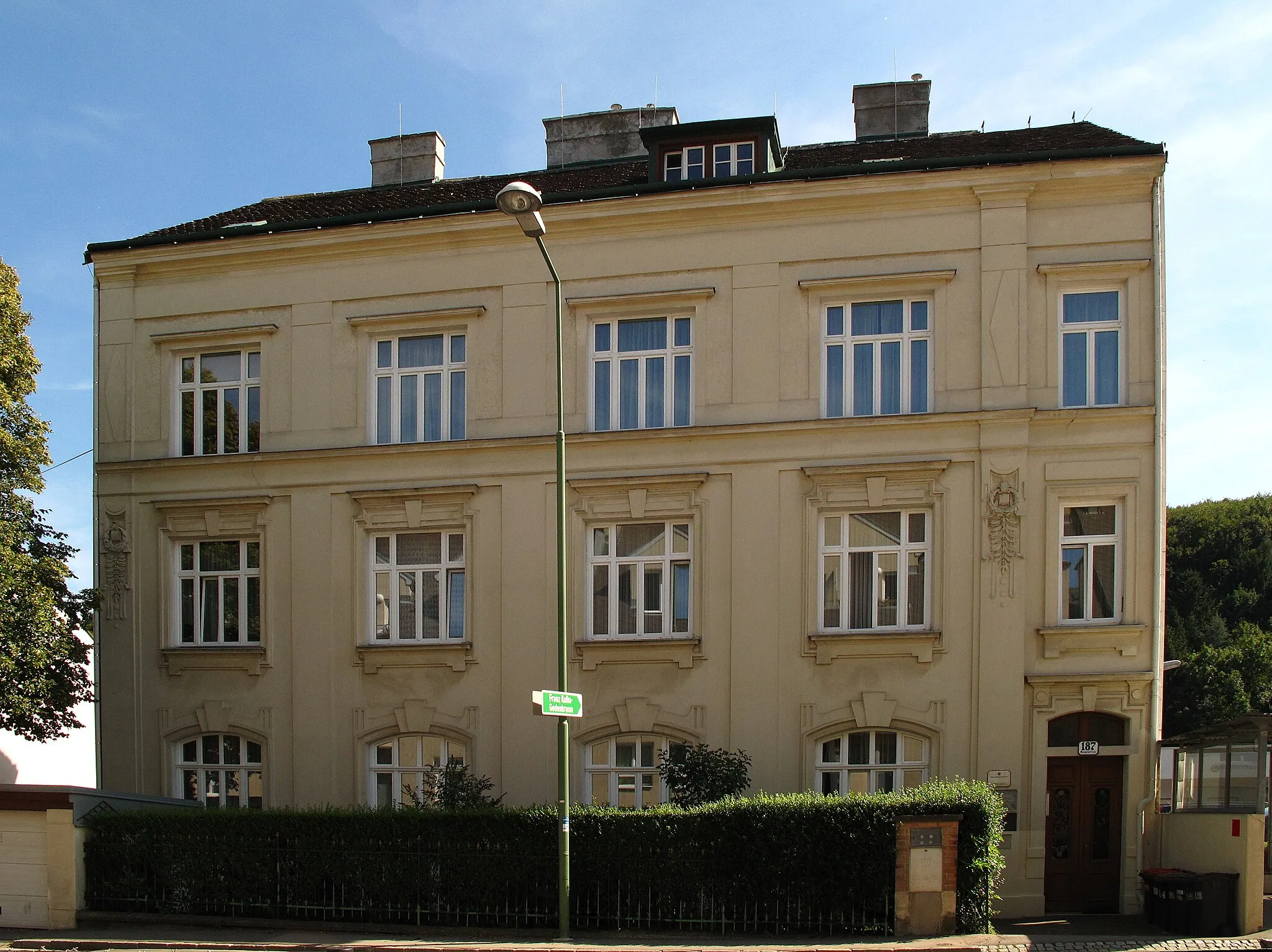 Photo showing: Ehem. Sanatorium Hoffmann, KafkaSterbehaus , Hauptstraße 187, 3400 Kierling, Austria

This media shows the protected monument with the number 4755 in Austria. (Commons, de, Wikidata)