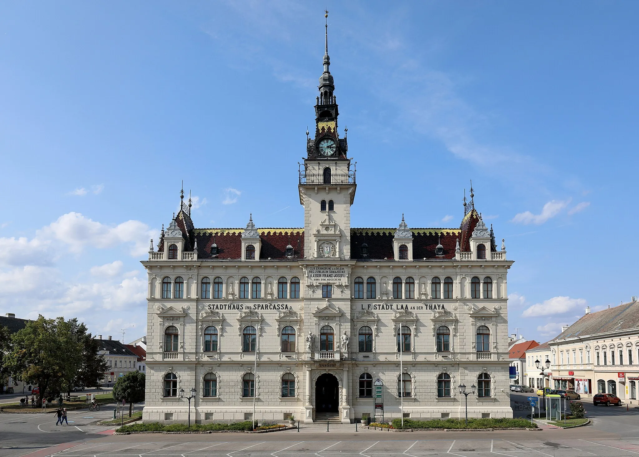 Photo showing: Südsüdostansicht des Rathauses der niederösterreichischen Stadt Laa an der Thaya. Der dreigeschossige Bau mit aufwendiger Gliederung in Spätrenaissance- und manieristischen Formen sowie dominierendem Turm in der Mittelachse wurde 1898/99 nach Plänen des Architekten Peter Paul Brang errichtet.