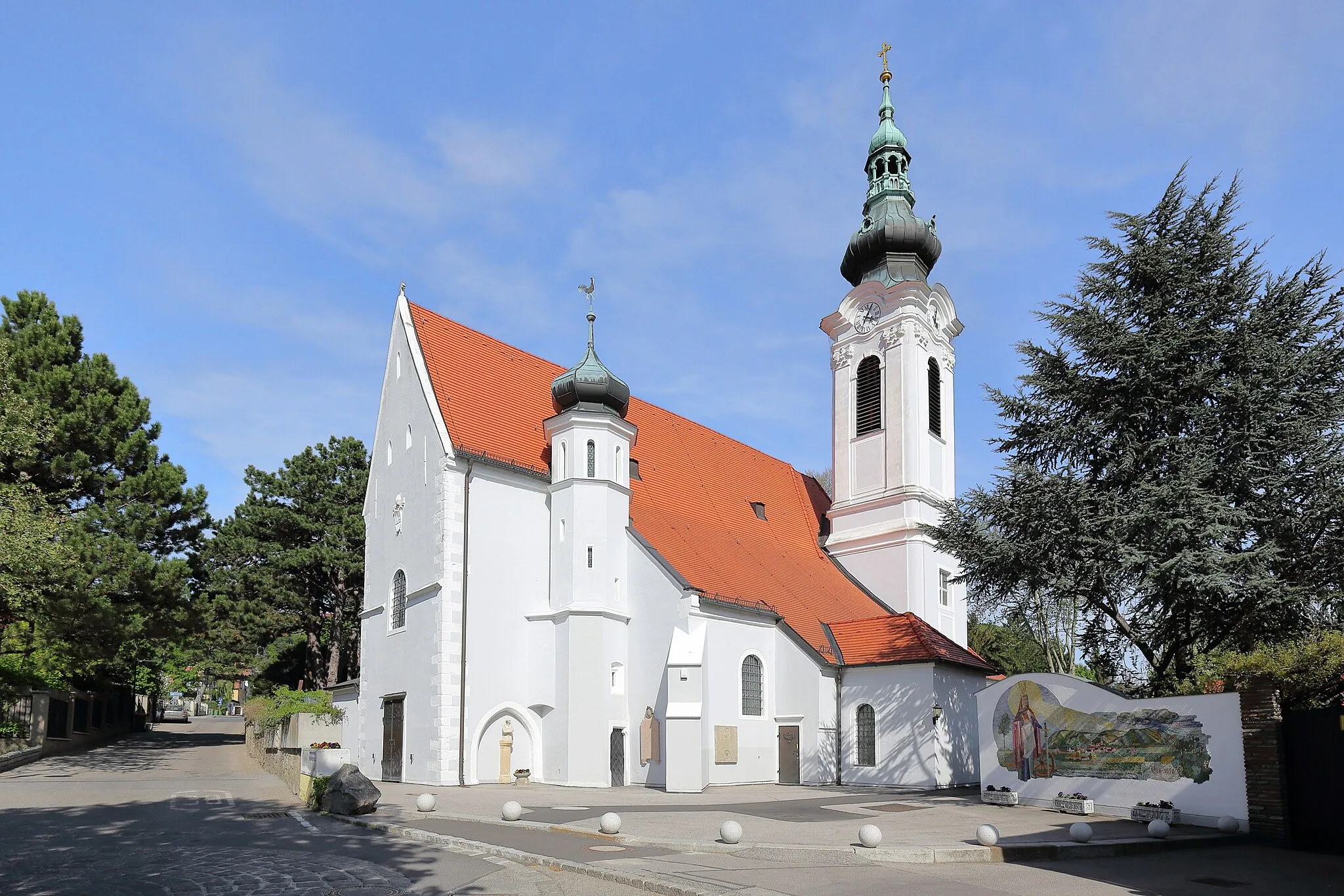 Photo showing: Die Südwestansicht der katholischen Pfarrkirche hl. Katharina in der niederösterreichischen Marktgemeinde Langenzersdorf.