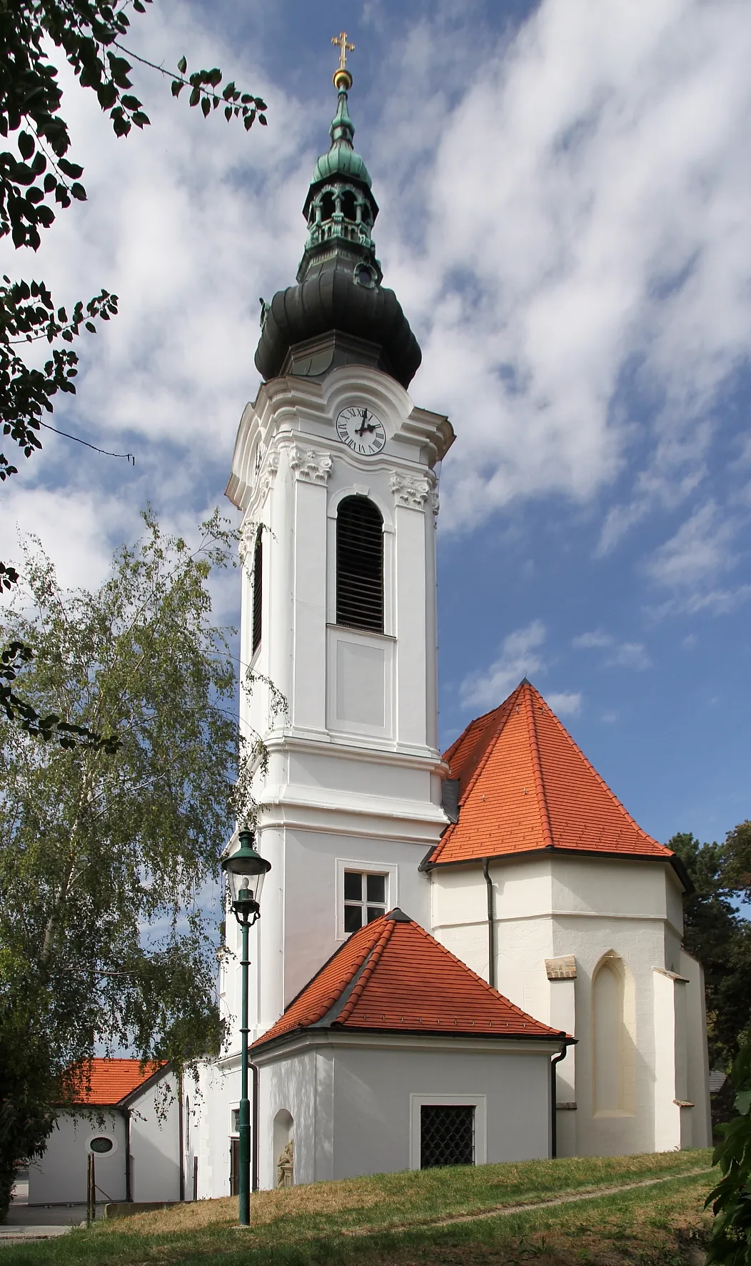 Photo showing: Die Südostansicht der kath. Pfarrkirche hl. Katharina in der niederösterreichischen Marktgemeinde Langenzersdorf.