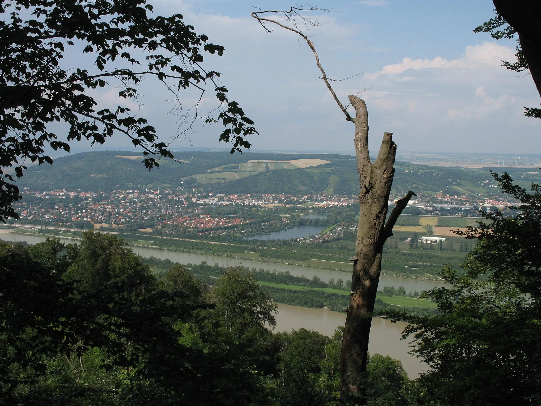 Photo showing: View on Langenzersdorf from Leopoldsberg in Vienna, Austria
