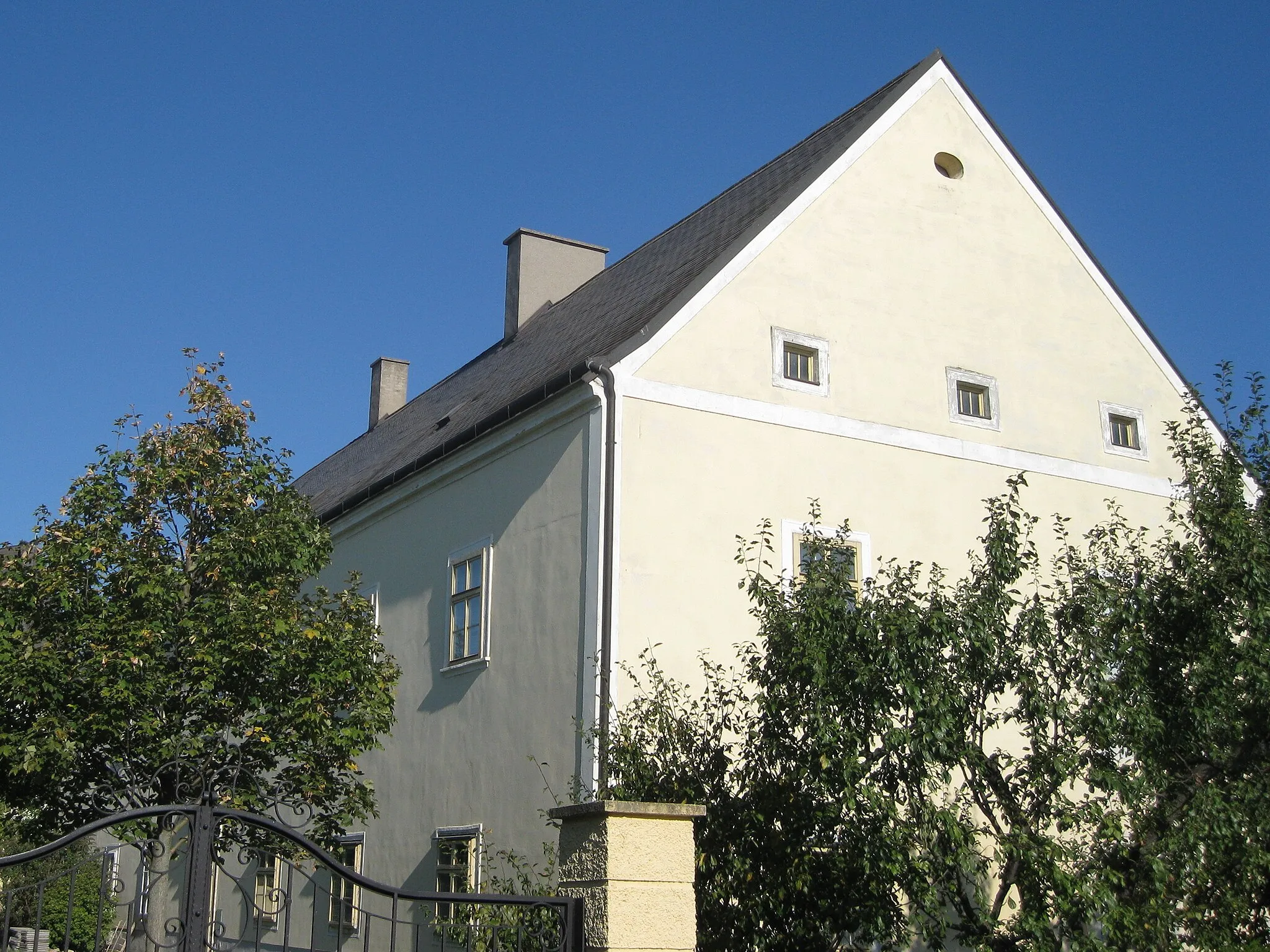 Photo showing: Pfarrhof. Lassee
