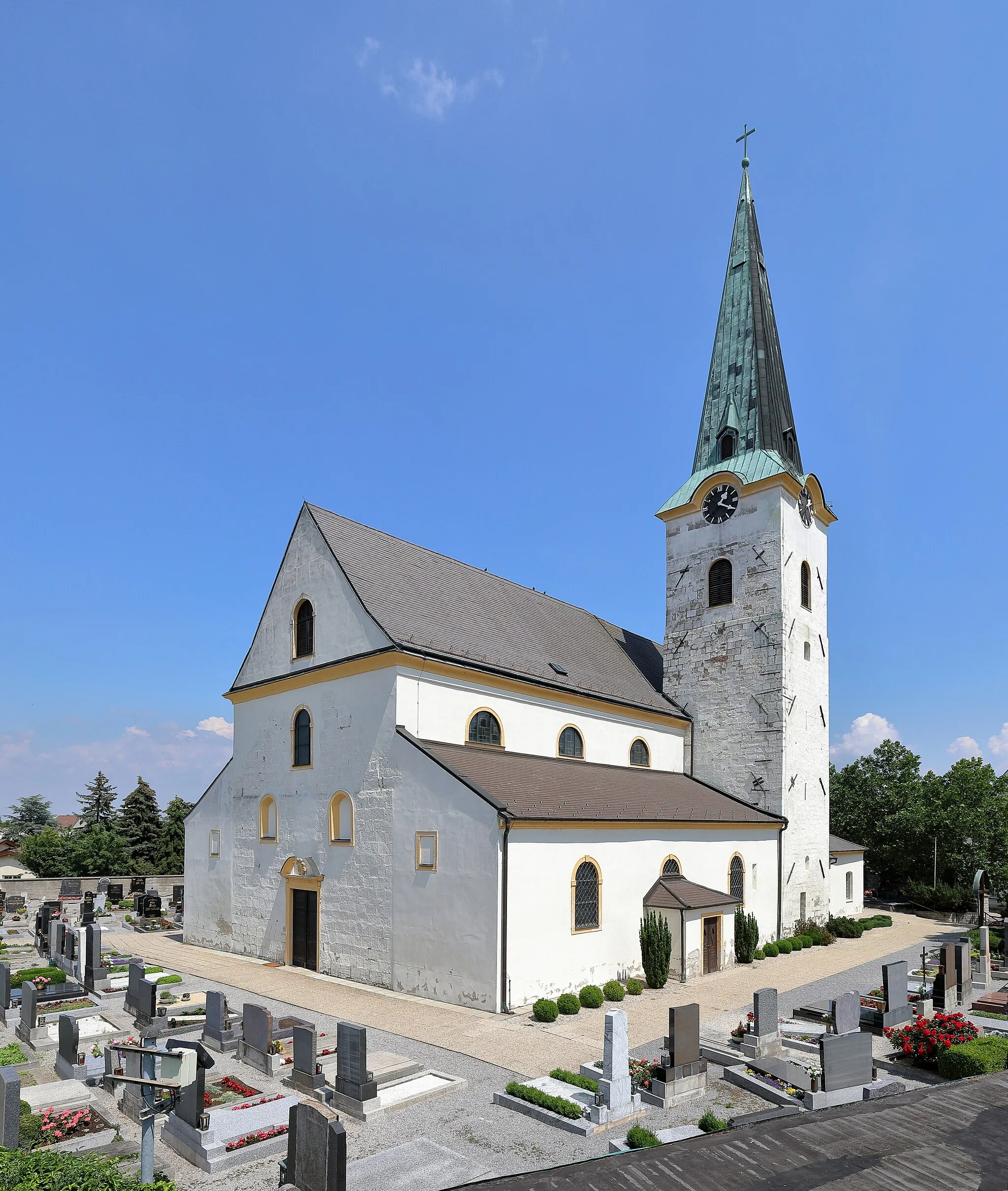 Photo showing: Südwestansicht der röm.-kath. Pfarrkirche hl. Martin in der niederösterreichischen Marktgemeinde Lassee. Ursprünglich als Wehrkirche im 13. Jahrhundert errichtet. Im 14. Jahrhundert wurde sie zu einer dreischiffigen Basilika erweitert und Ende des 18. Jahrhunderts fand eine Barockisierung des Sakralbaues statt.