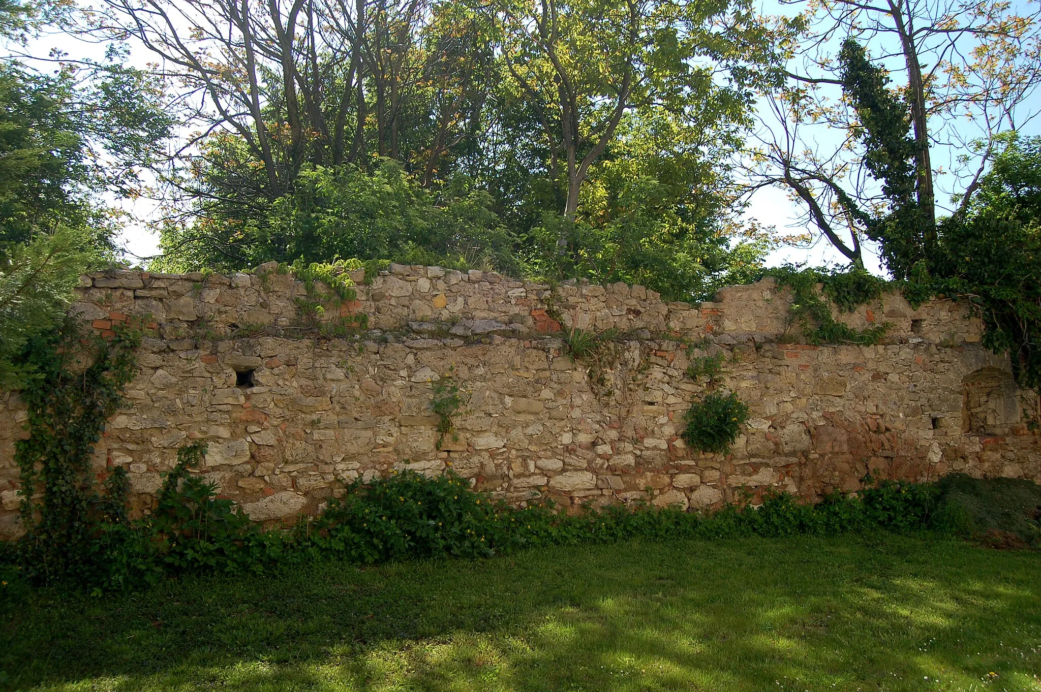 Photo showing: Former churchyard wall around parish church St. Martin in Leobersdorf, Lower Austria. The wall is part of the cultural heritage monument.