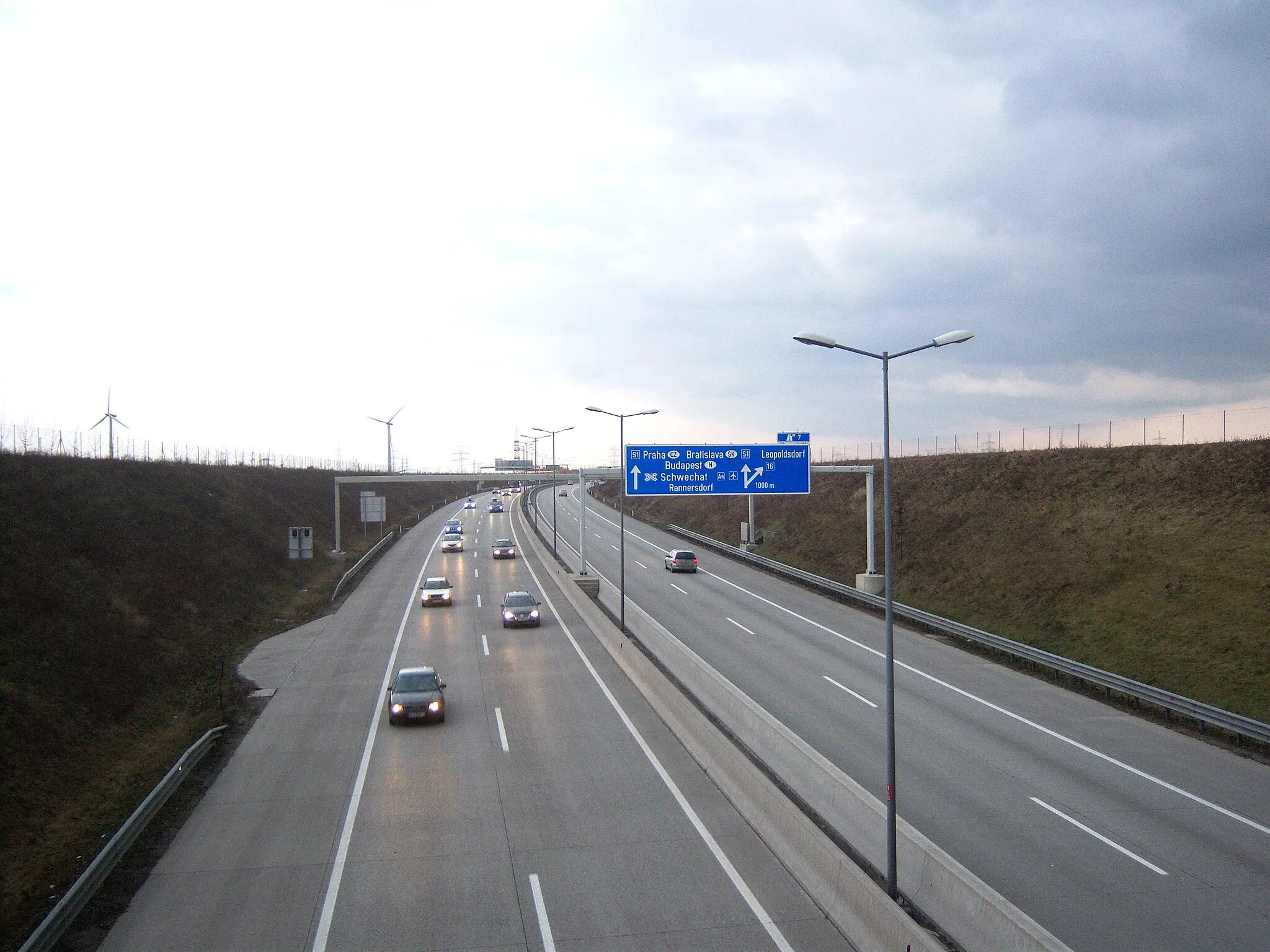 Photo showing: Wiener Außenring Schnellstraße S1 Richtung Schwechat vor der Anschlussstelle Leopoldsdorf