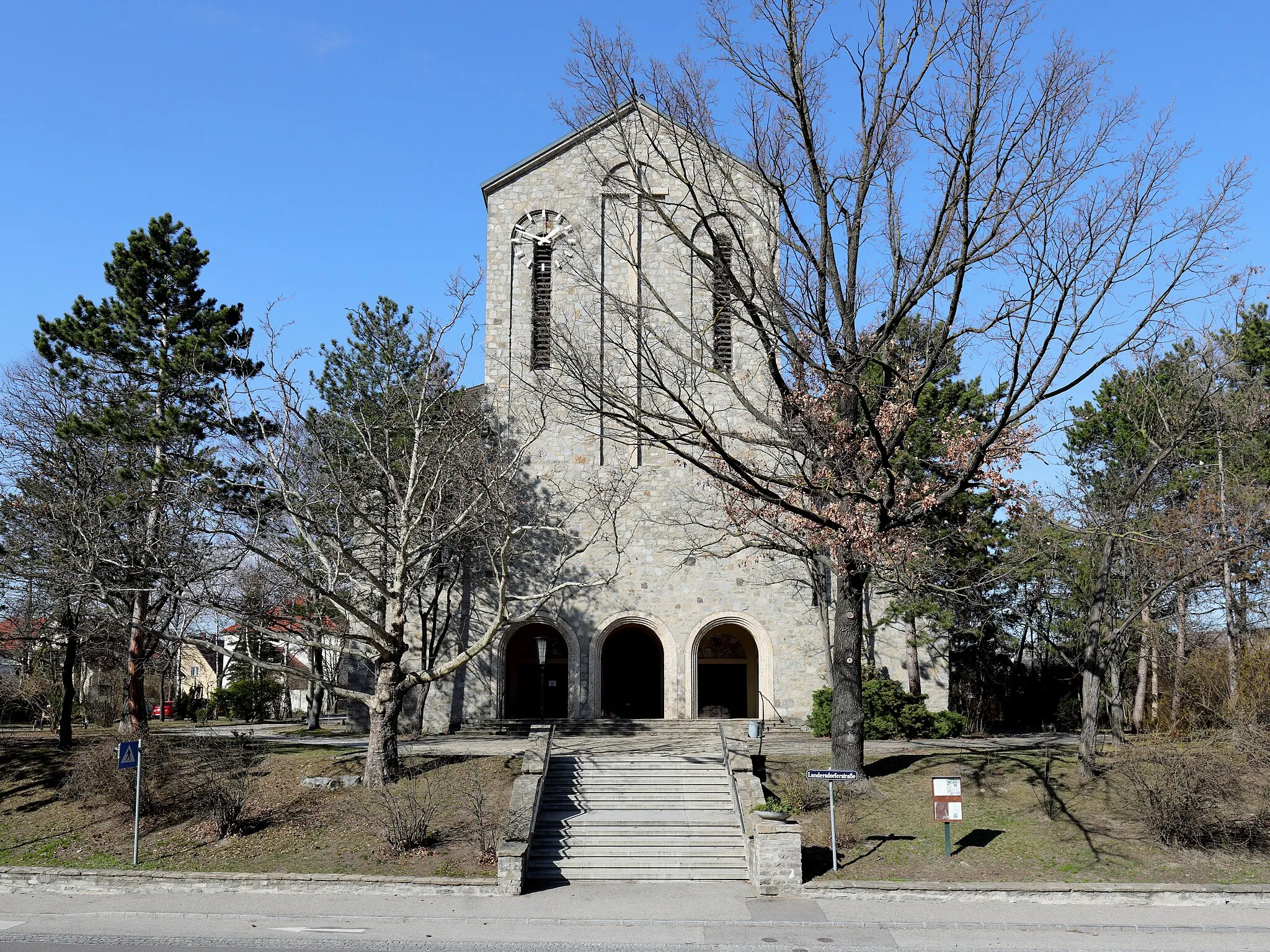 Photo showing: Südansicht der röm.-kath. Pfarrkirche hl. Maria Königin des Weltalls, hl. Severin, hl. Theresia vom Kinde in Lerchenfeld, ein Ortsteil der niederösterreichischen Stadtgemeinde Krems an der Donau. Die Marienkirche wurde ab 1955 nach Plänen des Architekten Julius Bergmann (1896–1969) errichtet und 1958 geweiht.