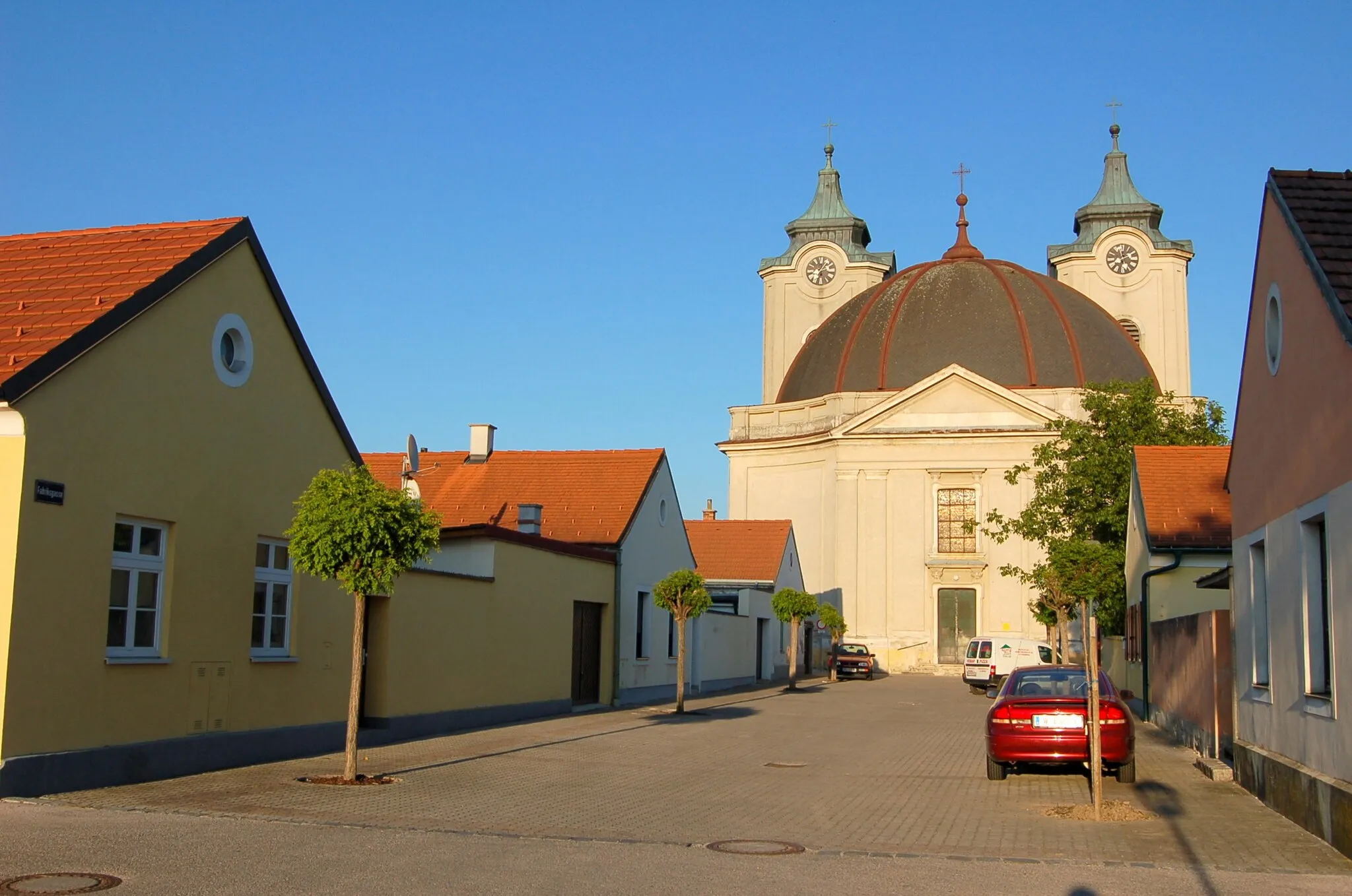 Photo showing: Nadelburg quarters and St. Theresa church in Lichtenwörth, Lower Austria