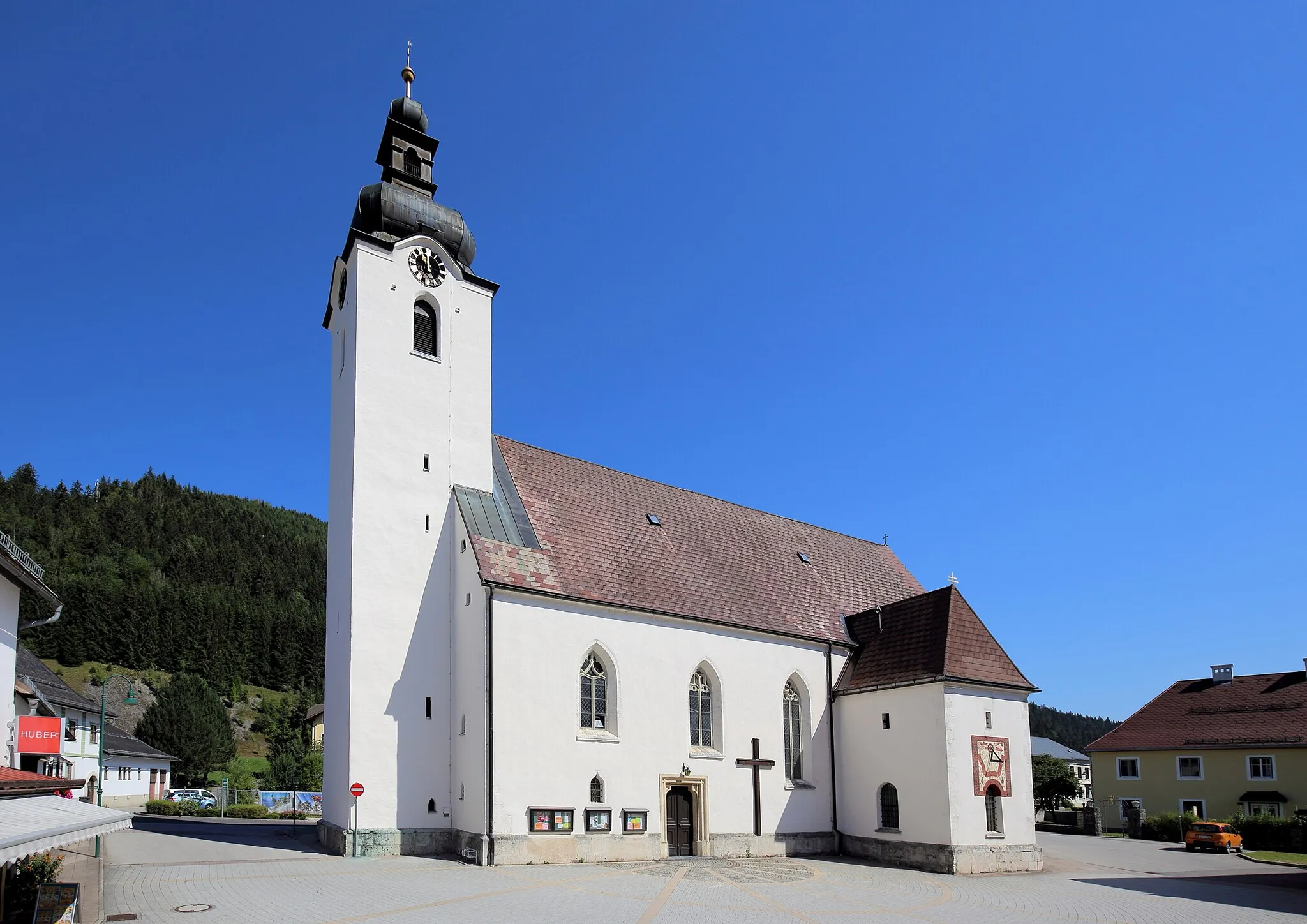 Photo showing: Südwestansicht der katholischen Pfarrkirche Hl. Drei Könige in der niederösterreichischen Marktgemeinde Lunz am See. Eine spätgotische, zweischiffige Hallenkirche mit durchlaufendem Doppelchor sowie einem vorgestellten Westturm und einem Sakristeianbau im Süden.