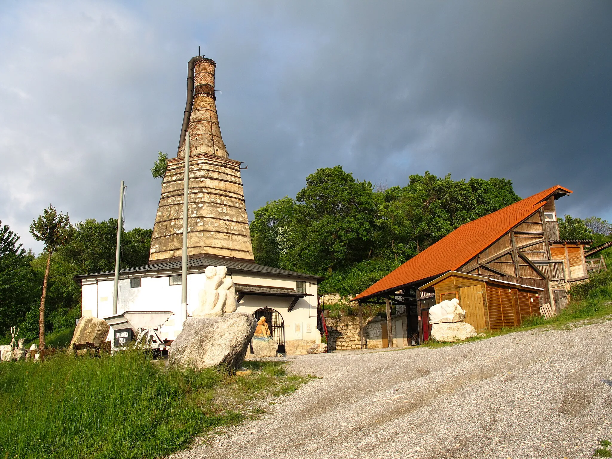 Photo showing: Kiln Baxa for burning limestone, built in 1893 near the village Mannersdorf am Leithagebirge / Lower Austria / Austria / EU. The furnace was renovated in 1996-1998, with the support of familie Hasslinger, the municipality Mannersdorf am Leithagebierge and active help of many volunteers. Around the building several stone sculptures are on display.