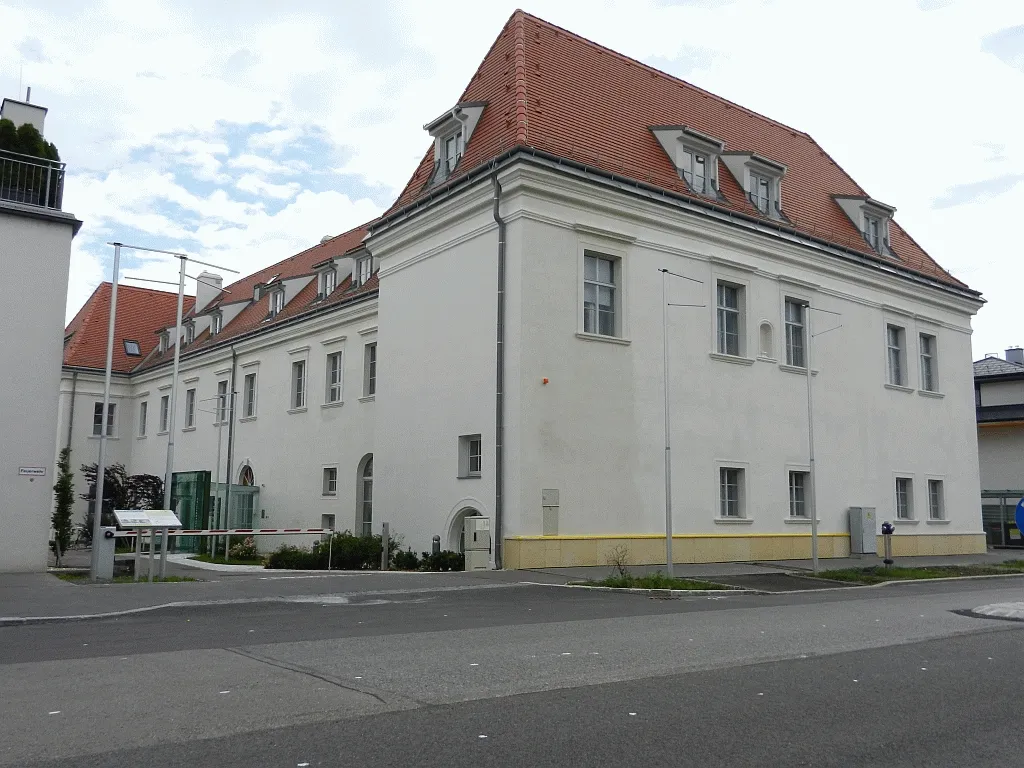 Photo showing: Schloss Freyenthurn in Mannswörth. Seit 1988 geschützt nach § 2a des Denkmalschutzgesetzes.