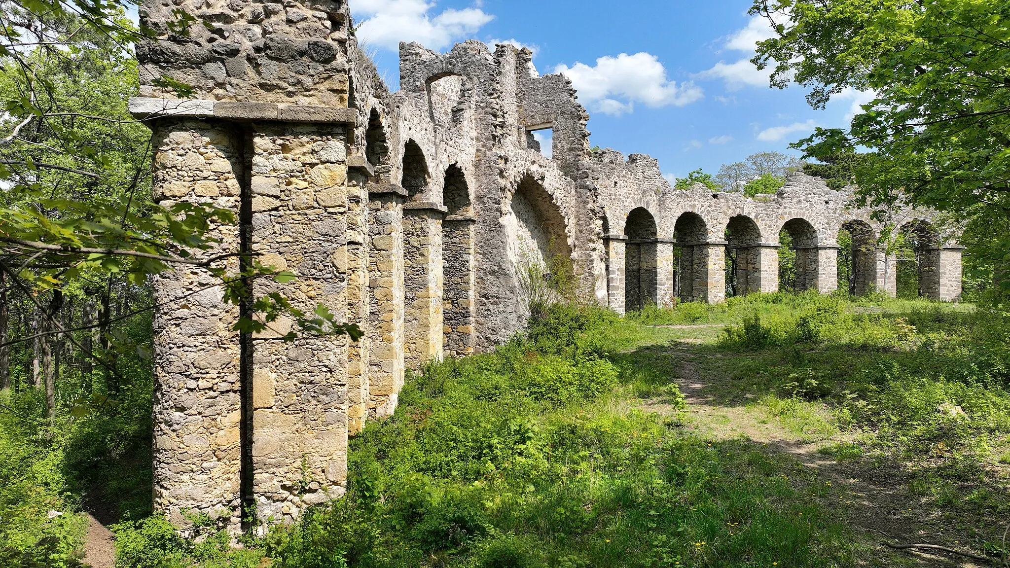 Photo showing: The amphitheatre, built 1810/11, is one of several artificial romantic ruines built by Prince Johann I. Joseph of Liechtenstein to enhance the black-pine forest he had planted in 1808.