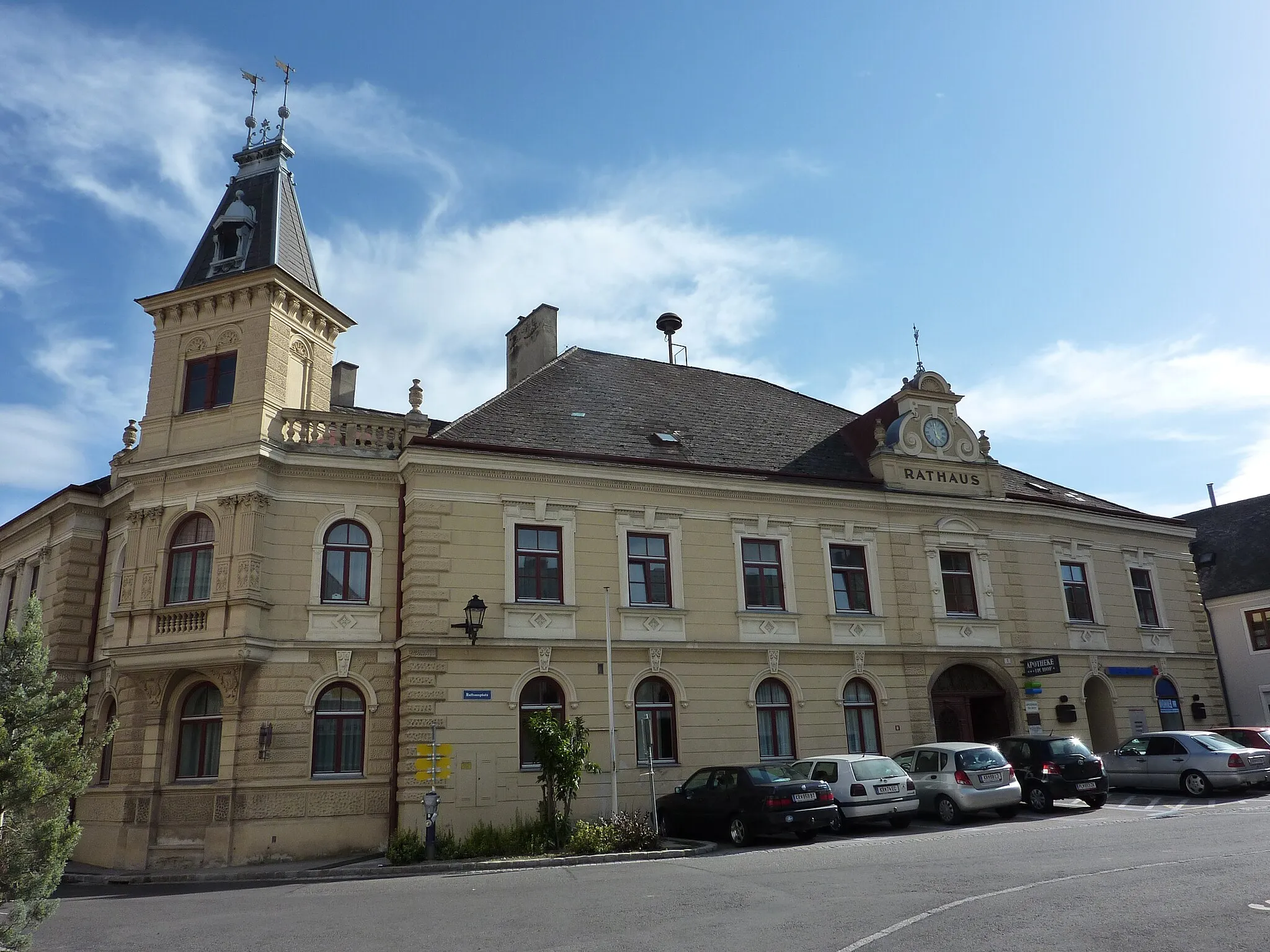 Photo showing: Rathaus, Mautern an der Donau in Niederösterreich

This media shows the protected monument with the number 85214 in Austria. (Commons, de, Wikidata)