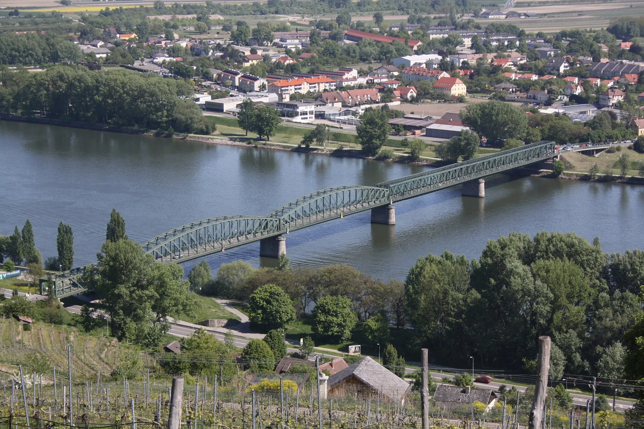 Photo showing: Die Donaubrücke Stein-Mautern, eine 1895 errichtete Stahlfachwerksbrücke, die nach dem Zweiten Weltkrieg zum Teil neu errichtet wurde. Im Hintergrund Mautern an der Donau.