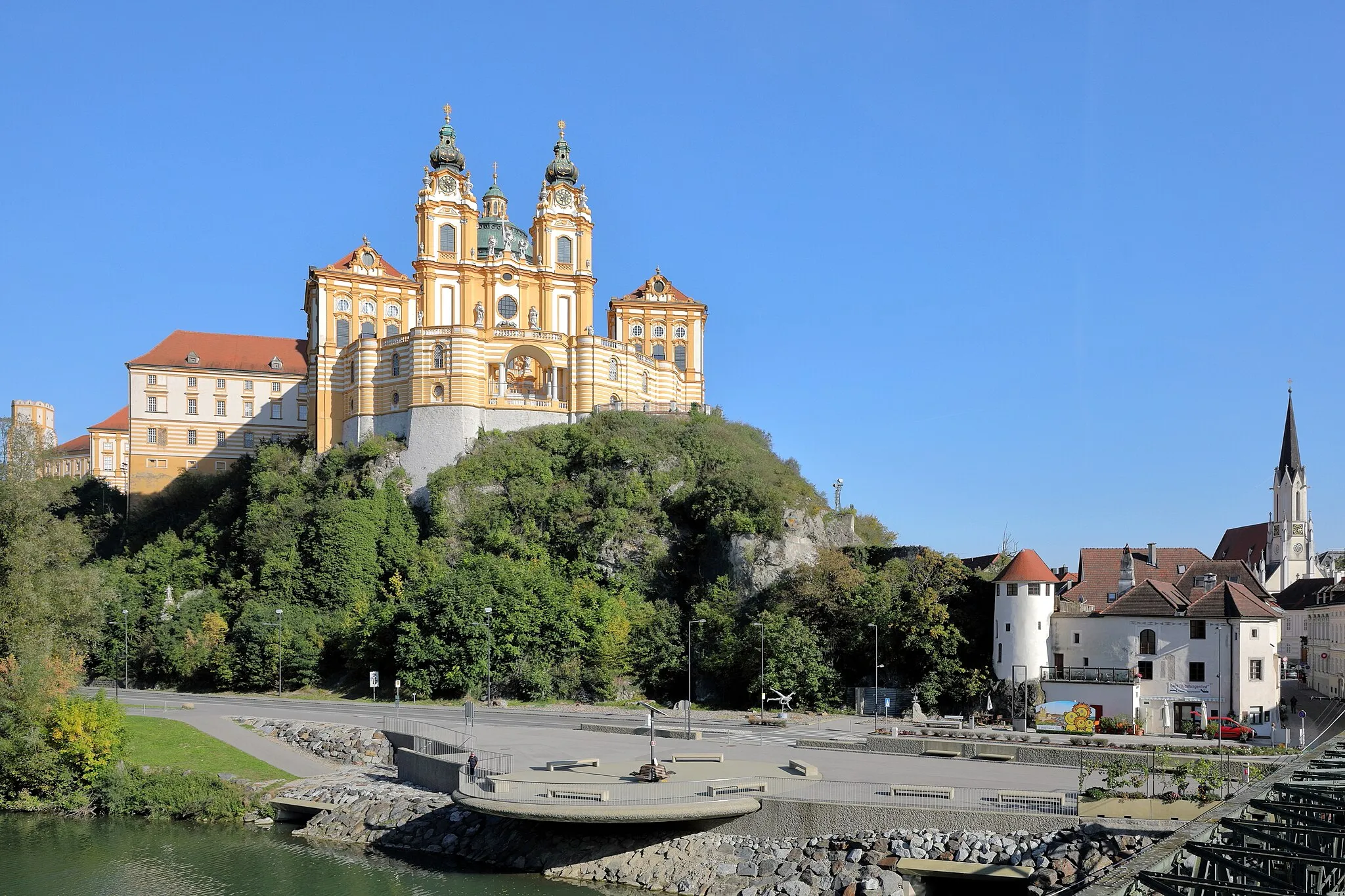 Photo showing: Westansicht der niederösterreichischen Stadtgemeinde Melk mit dem 1089 gegründeten Benediktinerstift links im Bild und rechts dem Altstadtbereich mit dem Kramerturm an der Ecke Nibelungenlände/Kremser Straße sowie der röm.-kath. Stadtpfarrkirche Mariä Himmelfahrt.