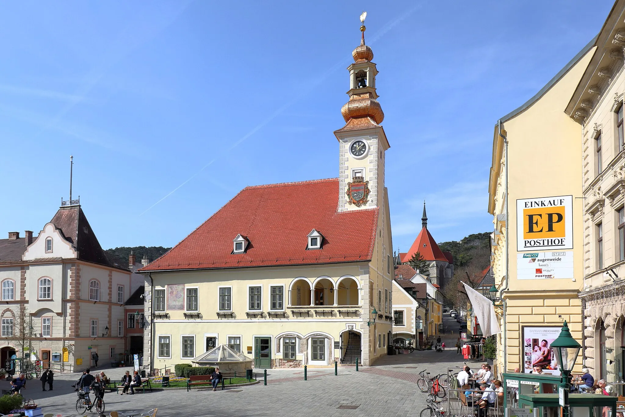 Photo showing: Das alte Rathaus am Schrannenplatz in der niederösterreichischen Bezirkshauptstadt Mödling und rechts im Hintergrund die St.-Othmar-Kirche. Der freistehende, zweigeschossige und im Kern gotischer Bau mit Walmdach und Turmaufsatz ist mit 1548 datiert und wurde mehrfach umgebaut und verändert.