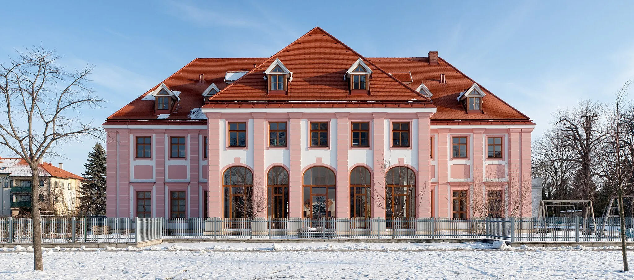 Photo showing: Schlössl Möllersdorf - NÖ Landeskindergarten, a castle in Traiskirchen, today a kindergarten.