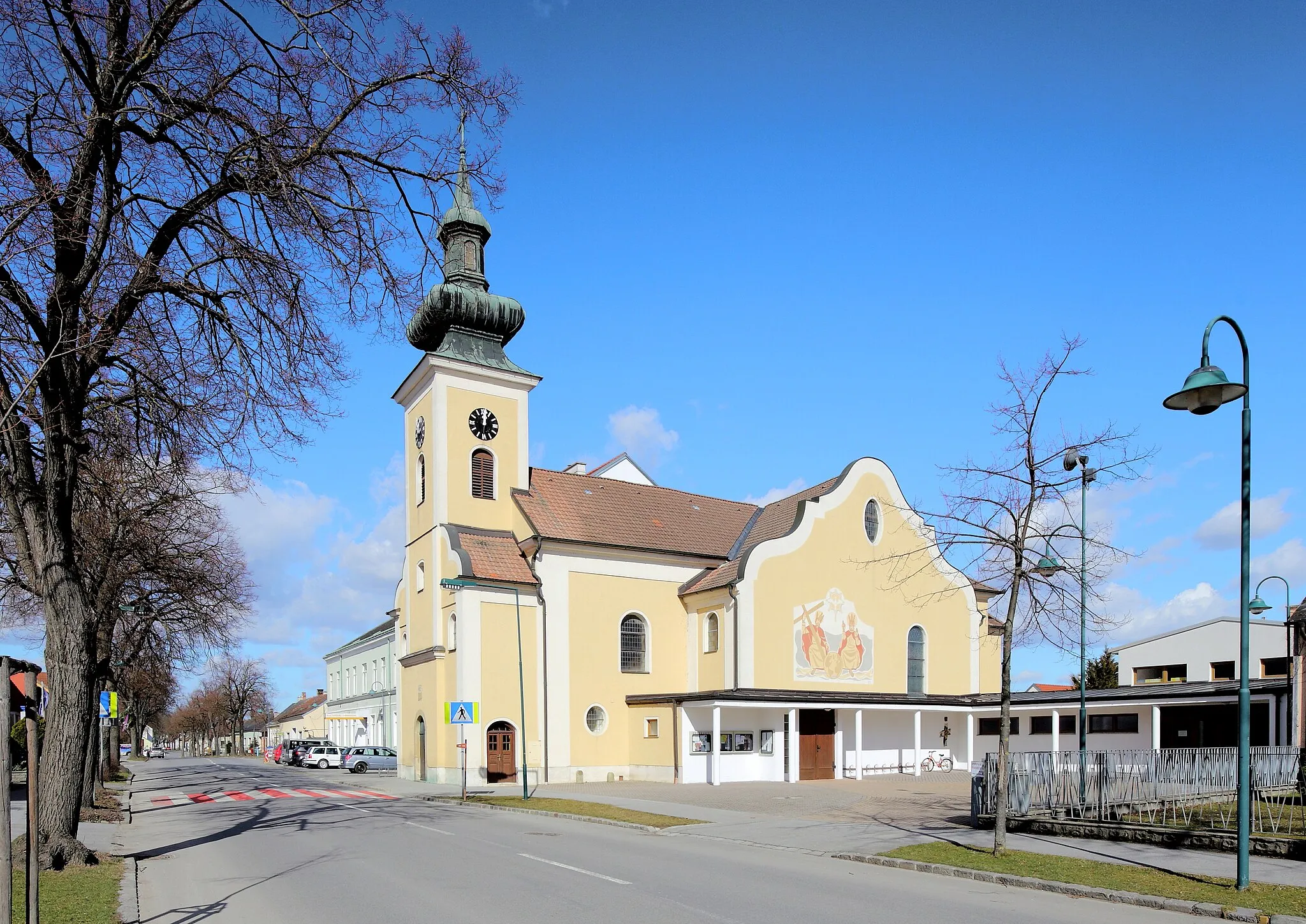Photo showing: Südansicht der katholischen Pfarrkirche hl. Antonius von Padua in Obersdorf, ein Ortsteil der niederösterreichischen Stadt Wolkersdorf im Weinviertel.