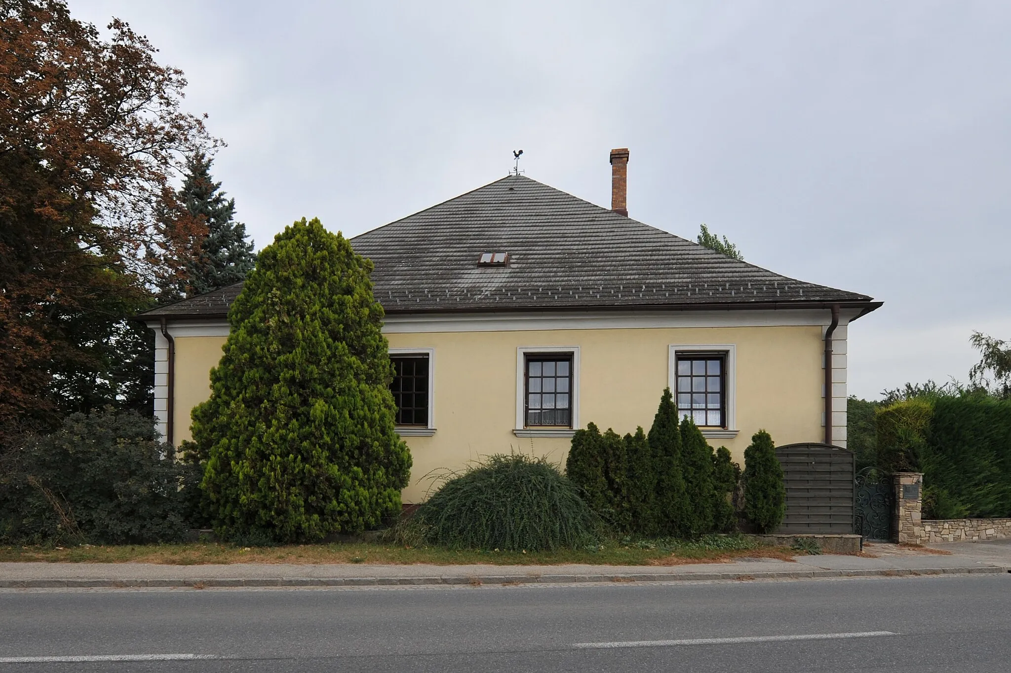 Photo showing: Ehem. Gärtnerhaus des Schlosses Obersiebenbrunn