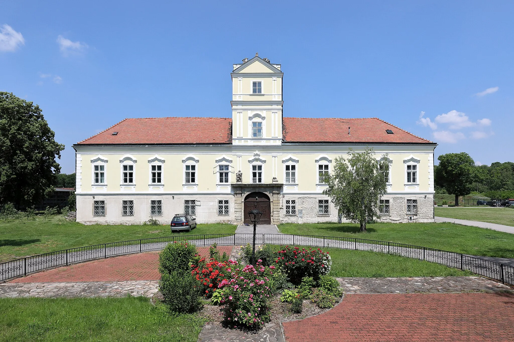 Photo showing: Südansicht des Schloss Obersiebenbrunn in der niederösterreichischen Marktgemeinde Obersiebenbrunn. Ein Freiherr von Herberstein ließ in der 1. Hälfte es 16. Jahrhunderts den Vorgängerbau, ein Freihof, zu einem frühbarocken Schloss umbauen. Im 18. Jahrhundert wurde die Anlage umgebaut und erweitert. Seit 2001 ist das Schloss im Besitz der koptisch-orthodoxen Kirche, die darin das St. Antonius-Kloster betreibt.