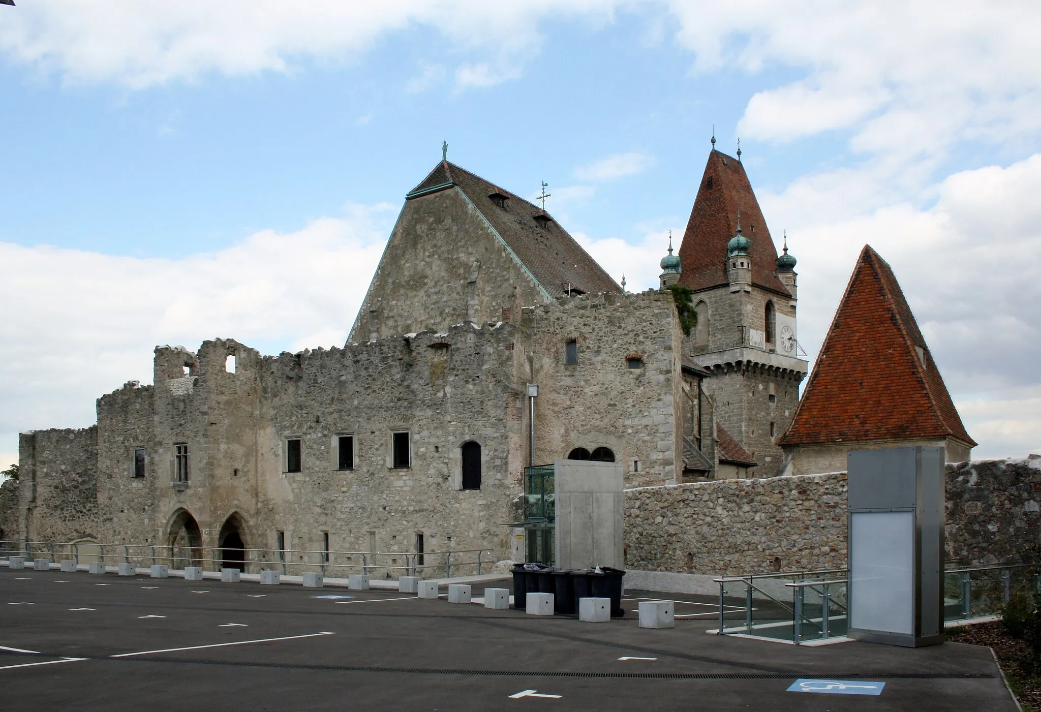 Photo showing: Perchtoldsdorf: Im Vordergrund die Burgmauer, dahinter das Dach der Pfarrkirche, leicht rechts der Wehrturm und ganz rechts das Dach der Martinskapelle.