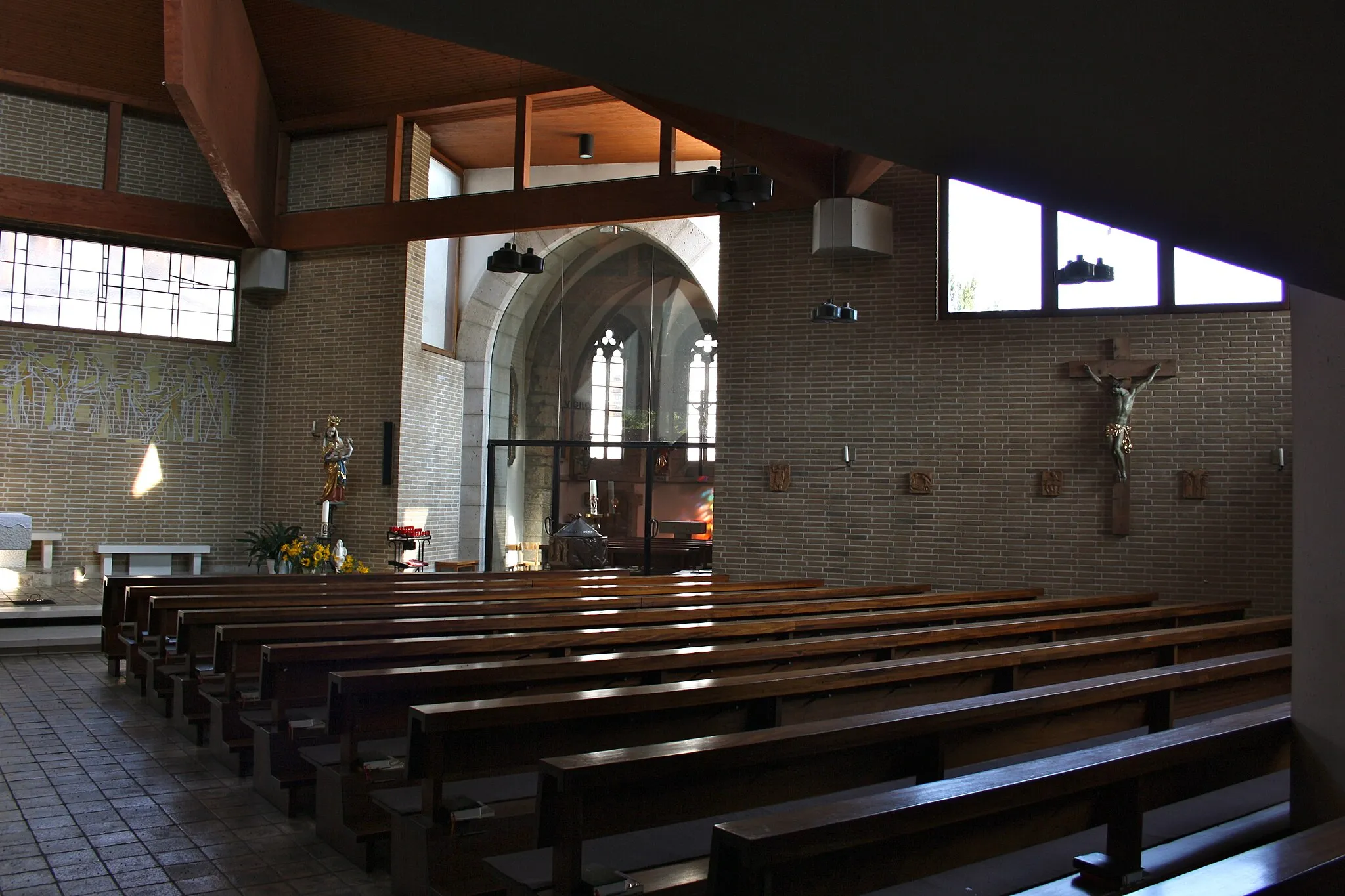 Photo showing: Innenraum der Pfarrkirche Pernitz, Blick Richtung Seitenkapelle.