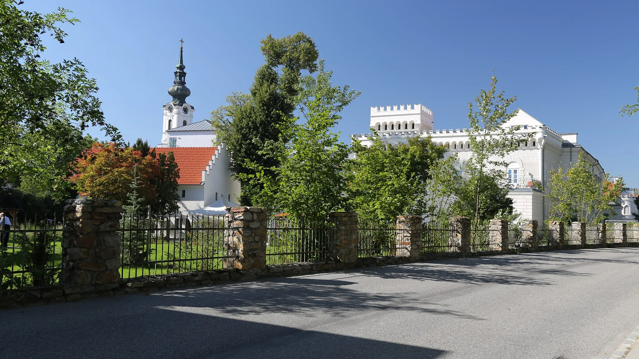 Photo showing: Schloss Pöchlarn und Nebengebäude