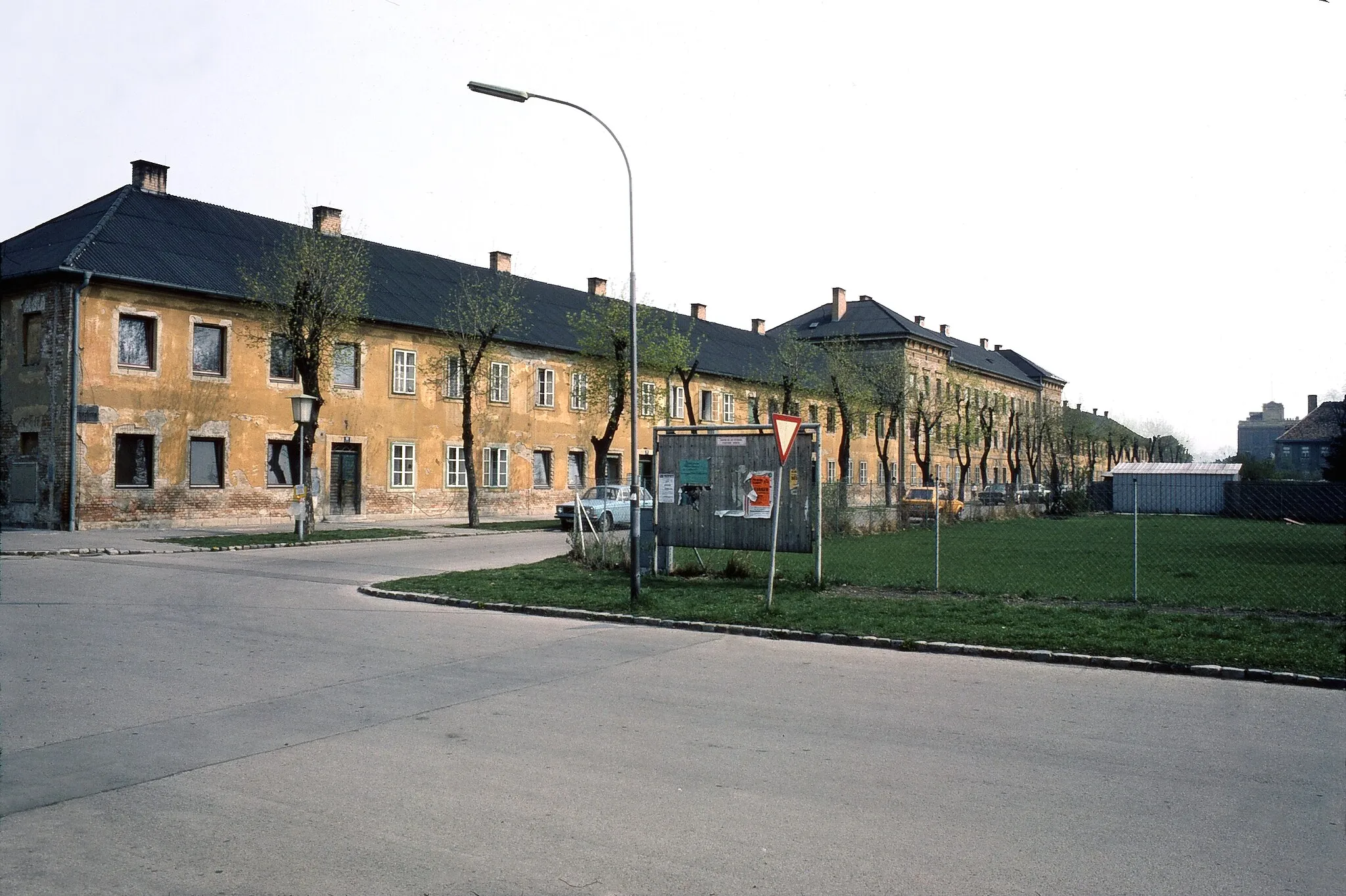 Photo showing: Pottendorf, Hennebergplatz 4-11, ehem. Arbeiterwohnhaus (Graues Haus, errichtet 1860/61)