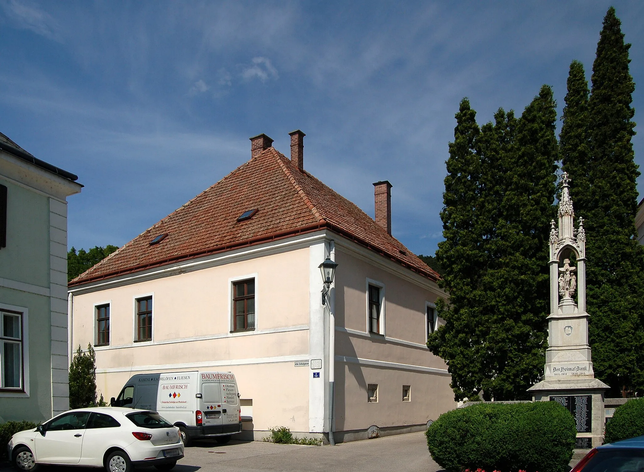 Photo showing: The rectory in Pottenstein, Lower Austria, is a cultural heritage monument.At the right side the war memorial.