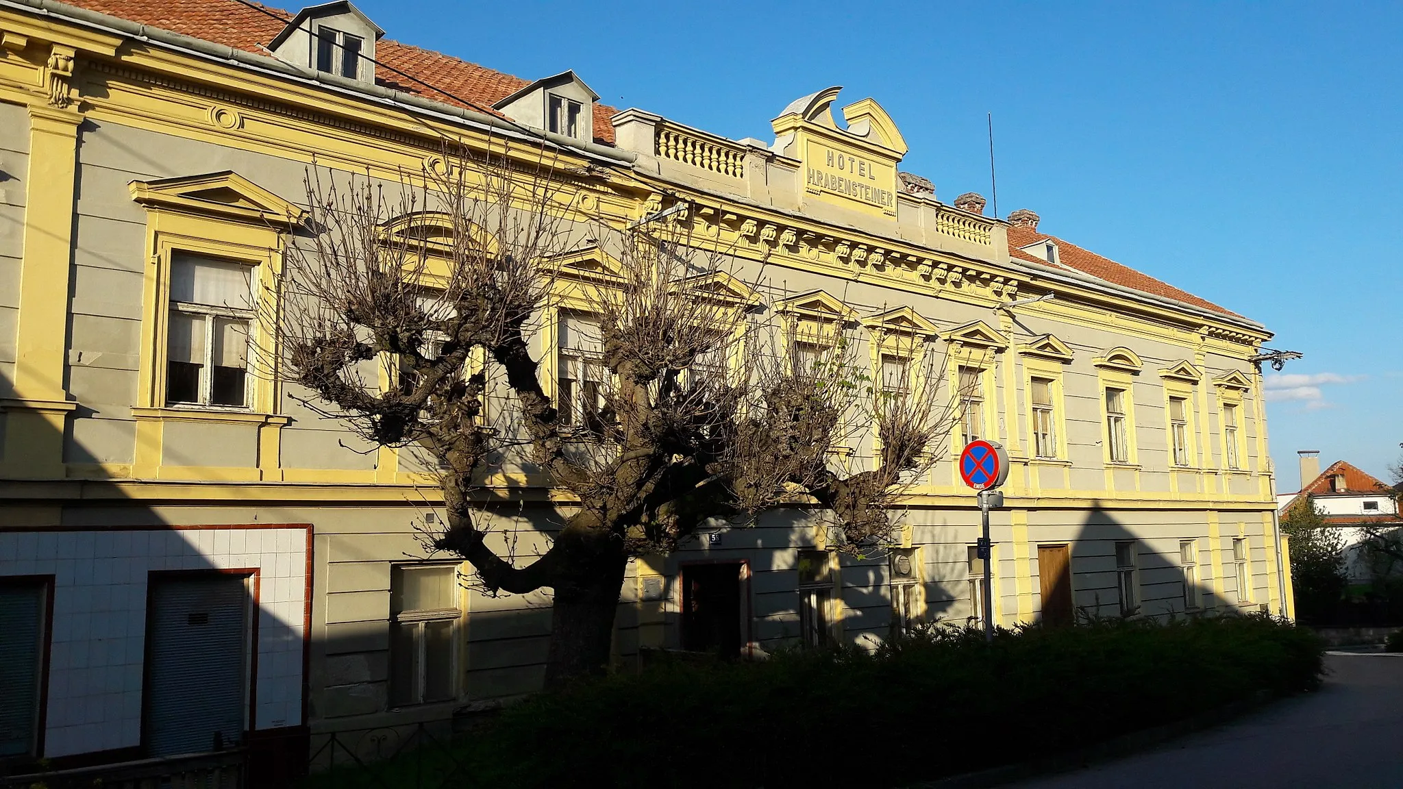 Photo showing: Ehemaliges Hotel in Pottschach, steht seit Jahren leer.