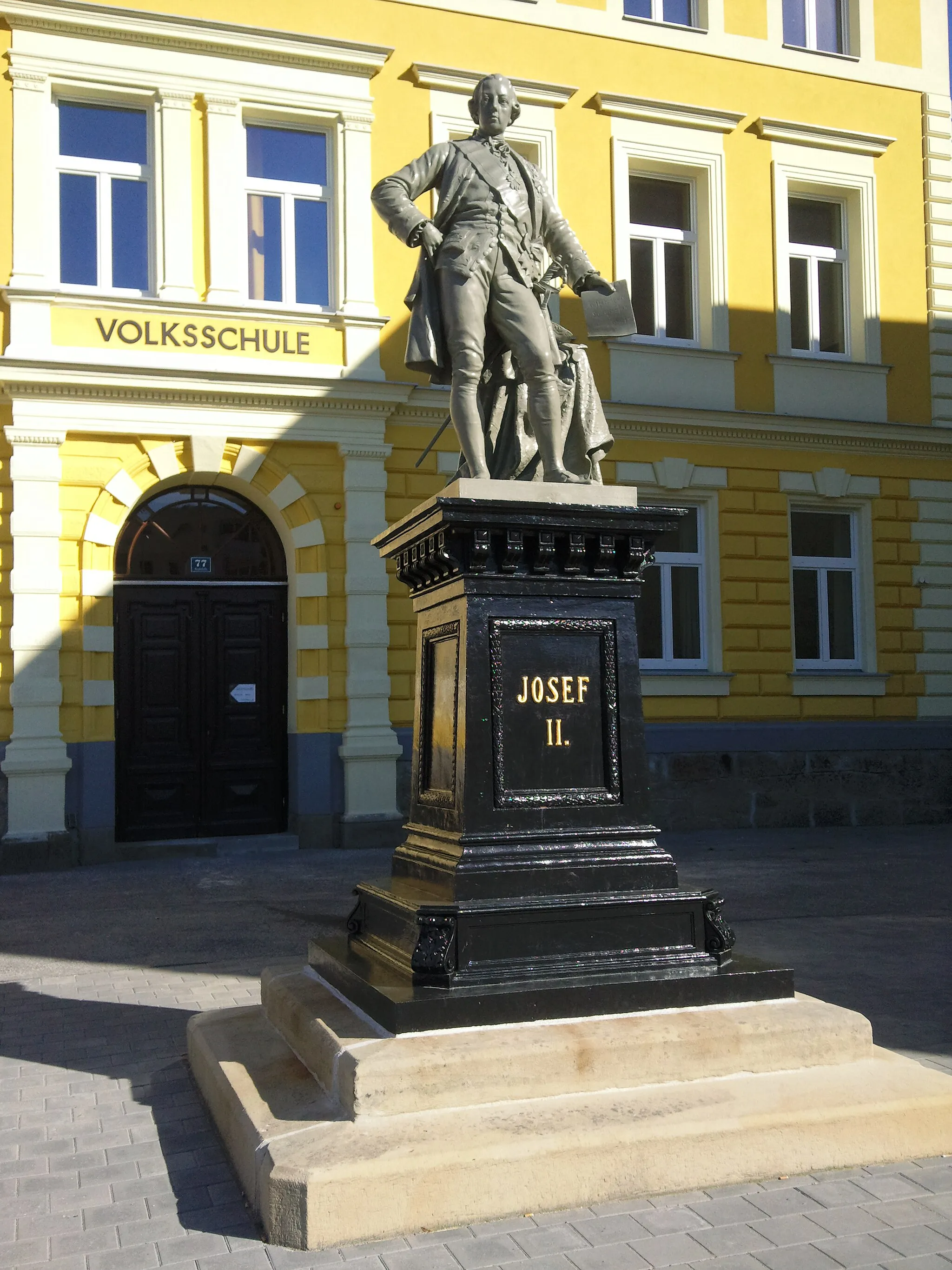 Photo showing: Denkmal von Kaiser Joseph II. (böhmischer Massenguss) am Hauptplatz in Pressbaum