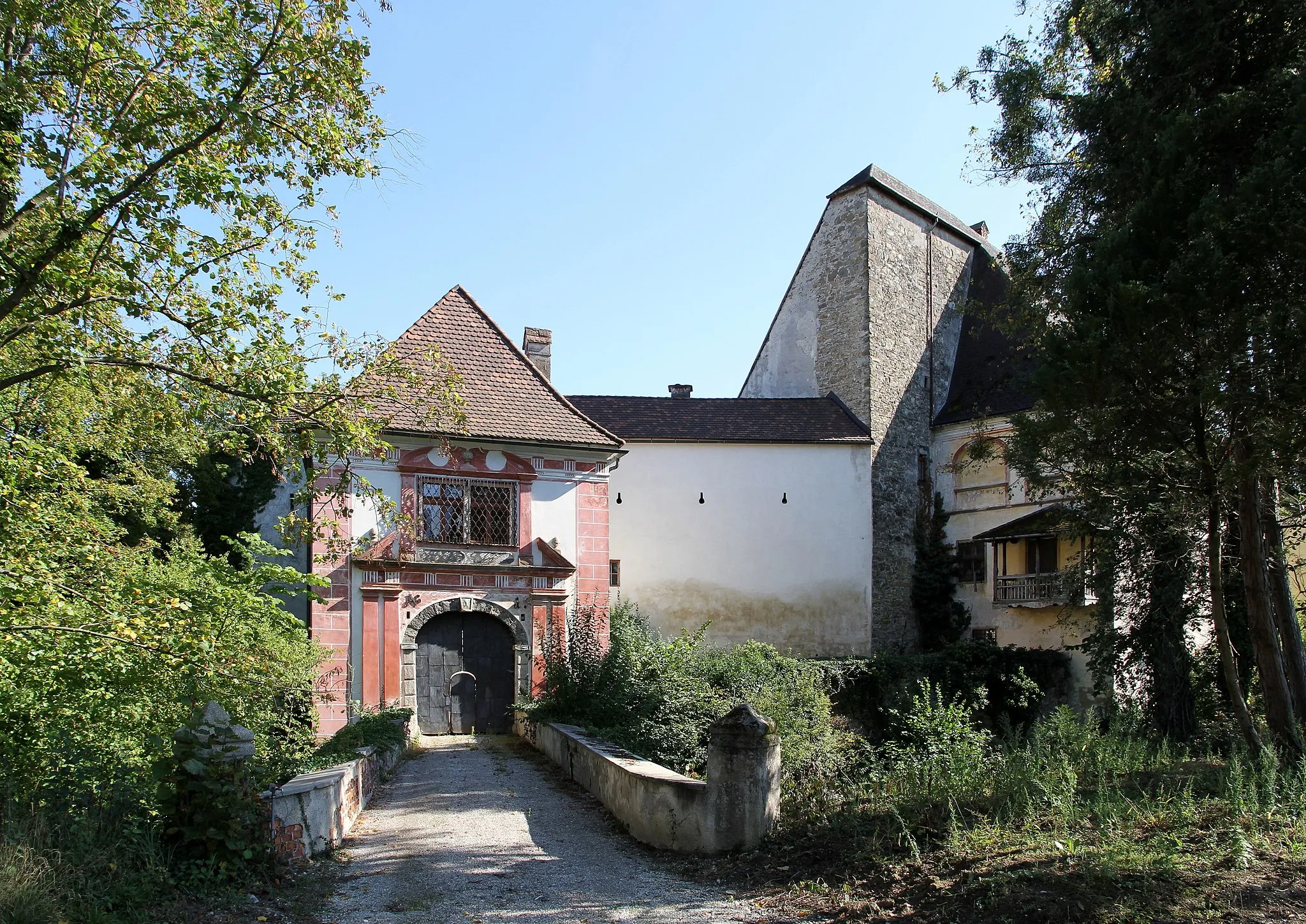 Photo showing: Der 1698 errichtete Durchfahrstbau mit aufwändiger Fassade und Korbbogenportal des niederösterreichischen Schlosses Purgstall.