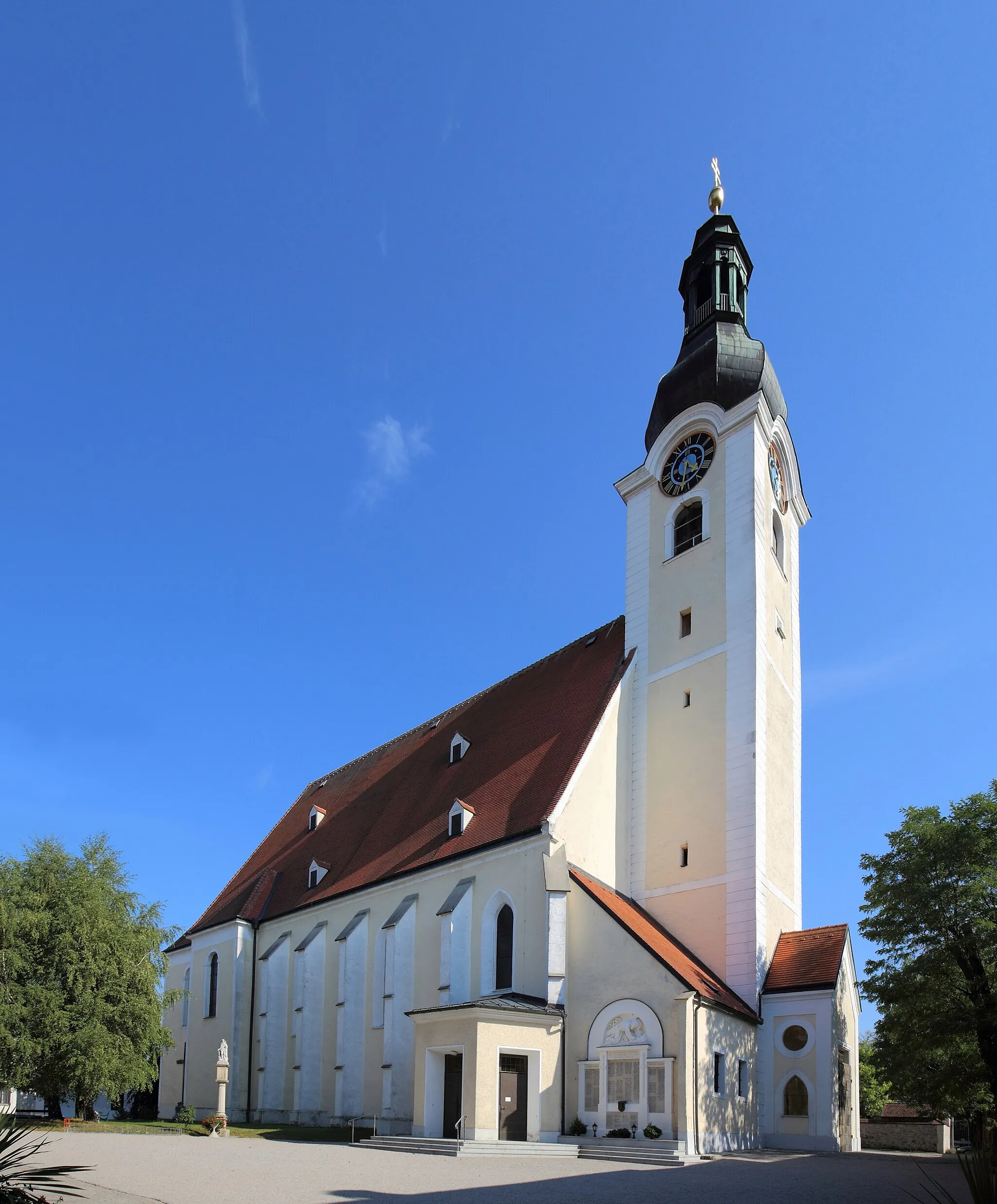 Photo showing: Nordwestansicht der katholischen Pfarrkirche hl. Petrus in der niederösterreichischen Marktgemeinde Purgstall. Eine spätgotische Hallenkirche mit einem im Kern gotischen vorgestellten Westturm sowie neuzeitlichen Anbauten und einem Chorbereich aus der Barockzeit. Das Kriegerdenkmal mit Relief Kreuztragender Christus aus dem Jahr 1923 stammt von Josef Schagerl senior.