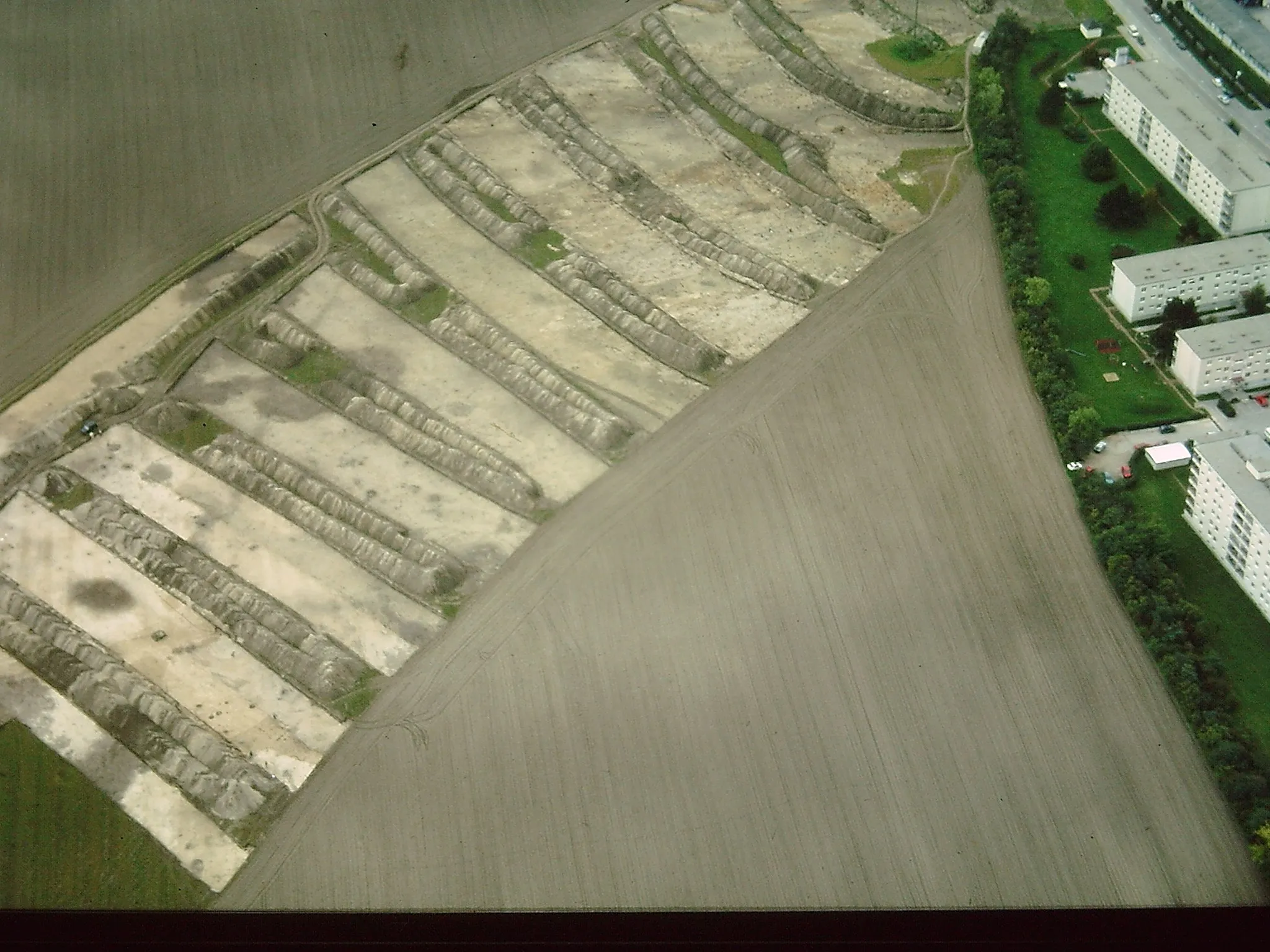 Photo showing: Fundstelle Rannersdorf, Luftbild der archäologischen Großgrabung
2001