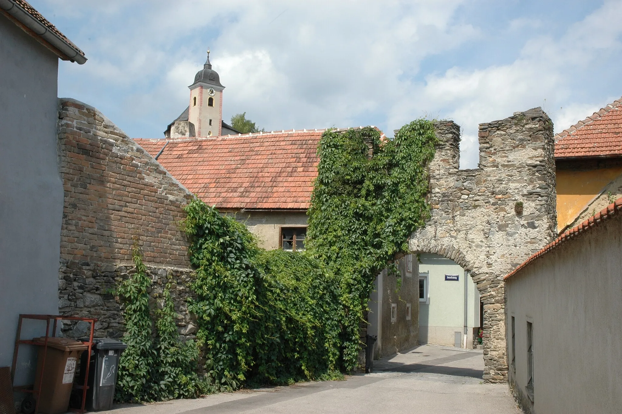 Photo showing: Befestigungsanlage Rehberg, Josefigasse 21 (Haus links nach dem Torbogen)