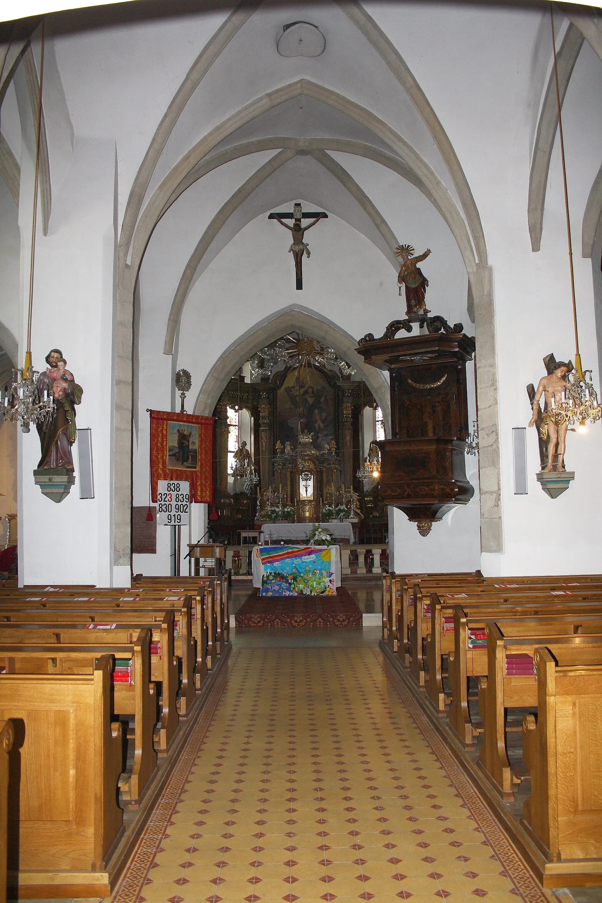 Photo showing: Innenansicht der Pfarrkirche St. Andrä vor dem Hagental in Richtung Hochaltar.