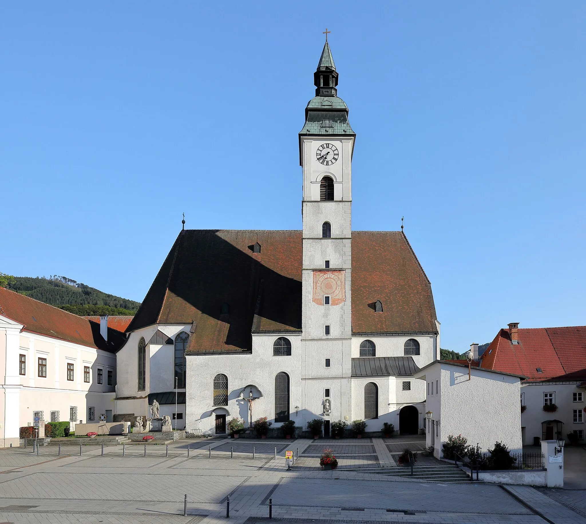 Photo showing: Nordansicht der röm.-kath. Pfarrkirche hl. Maria Magdalena der niederösterreichischen Stadtgemeinde Scheibbs. Eine Hallenkirche in erhöhter Lage an der Südfront des Rathausplatzes, die Anfang des 16. Jahrhundert unter Einbeziehung des Kirchturms der Vorgängerkirche errichtetet wurde. 1609 und 1839 erfolgte eine Turmerhöhung. 1627 bis 1637 sowie nach einem Brand 1645 erfolgten An- und Umbauarbeiten statt und eine sukzessive Barocksierung statt.